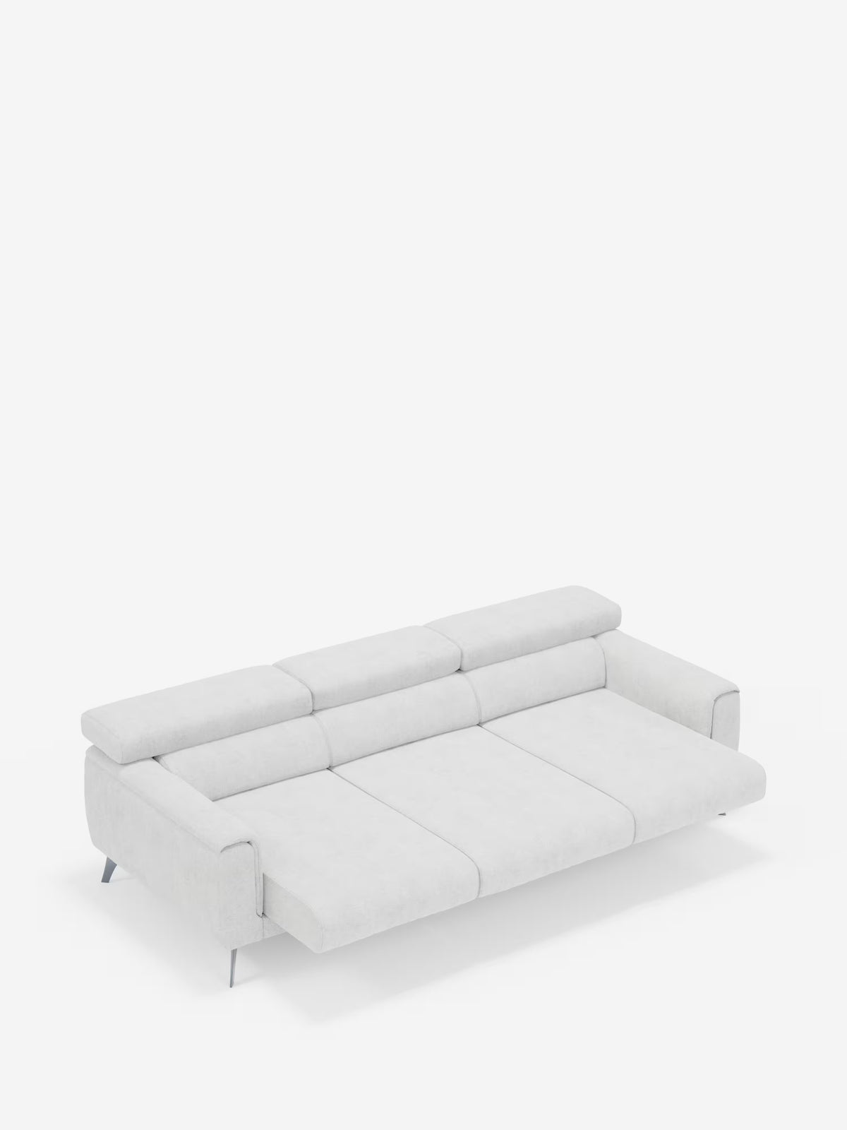 Un divano Caravaggio grigio chiaro a 4 posti con tre sedute scorrevoli di Divani.Store, dotato di poggiatesta reclinabili e ampi braccioli, è raffigurato completamente reclinato in posizione orizzontale. Questo elegante divano letto in tessuto smacchiabile T31 è impreziosito da gambe in metallo e si staglia su uno sfondo bianco a tinta unita.