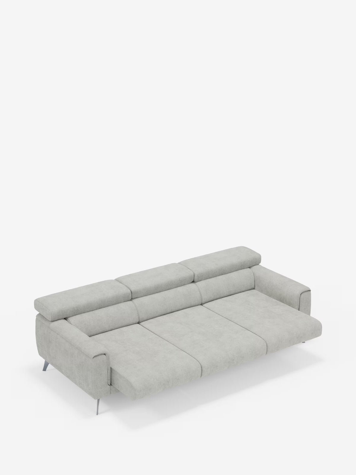 Il divano Caravaggio a 4 posti con tre sedute scorrevoli di Divani.Store, rivestito in tessuto T31 grigio chiaro smacchiabile, è raffigurato in posizione completamente estesa con le gambe metalliche a vista, che mettono in risalto l’ampia superficie letto. I cuscini dello schienale e della seduta sono allineati in modo da creare una superficie di riposo liscia e uniforme su uno sfondo bianco a tinta unita.