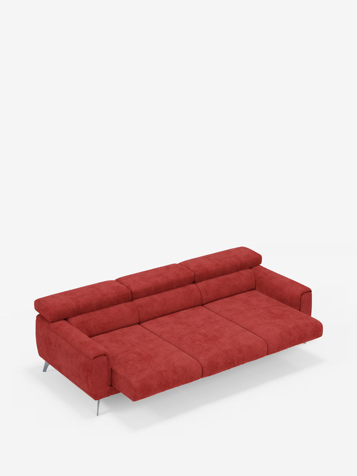 Un moderno divano Caravaggio rosso a 4 posti con tre sedute scorrevoli di Divani.Store, rivestito in morbido tessuto T31 resistente alle macchie e dotato di poggiatesta reclinabili, è raffigurato completamente esteso a formare un letto piatto. Questo divano dal design contemporaneo presenta ampi braccioli e eleganti gambe in metallo, in risalto su uno sfondo bianco a tinta unita.