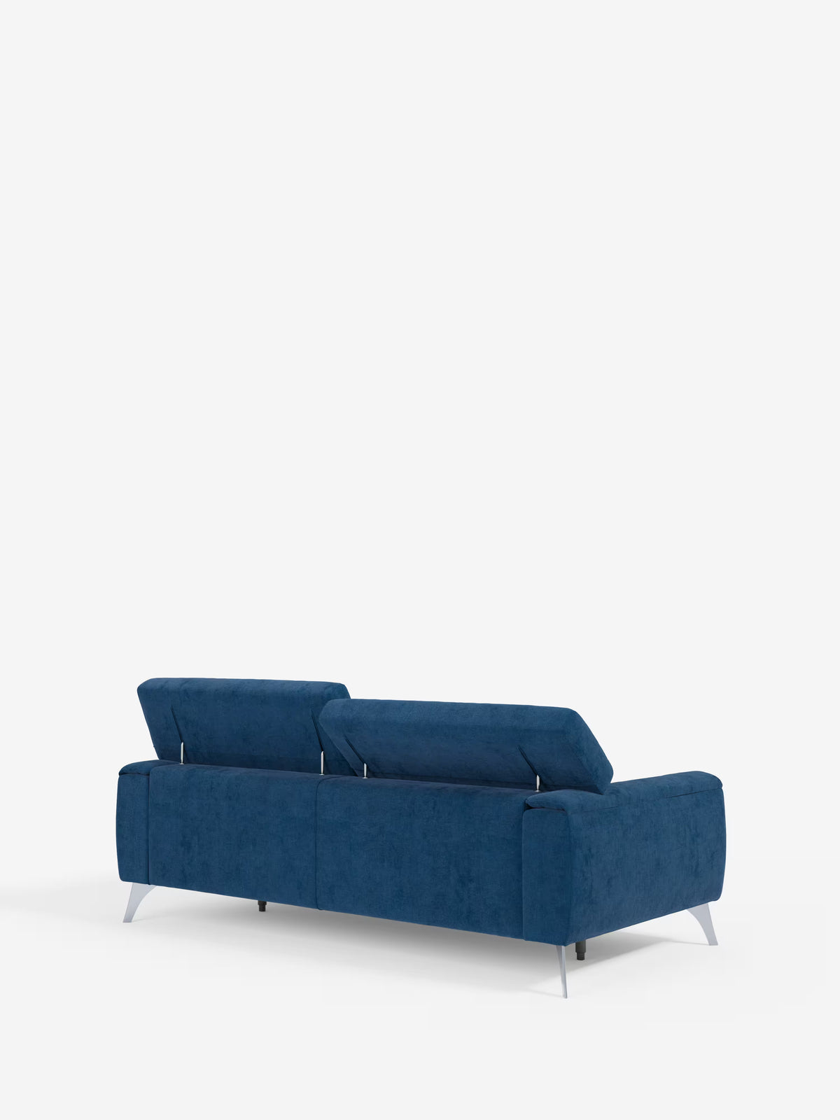 Il divano Caravaggio a 2 e 3 posti di Divani.Store è raffigurato di retro su uno sfondo bianco, rivestito con un elegante tessuto T31 blu e resistente alle macchie. Questo divano moderno presenta schienali inclinati con poggiatesta regolabili e rialzati, oltre a sottili gambe argentate. La sua superficie morbida e soffice lo rende ideale per un soggiorno contemporaneo.