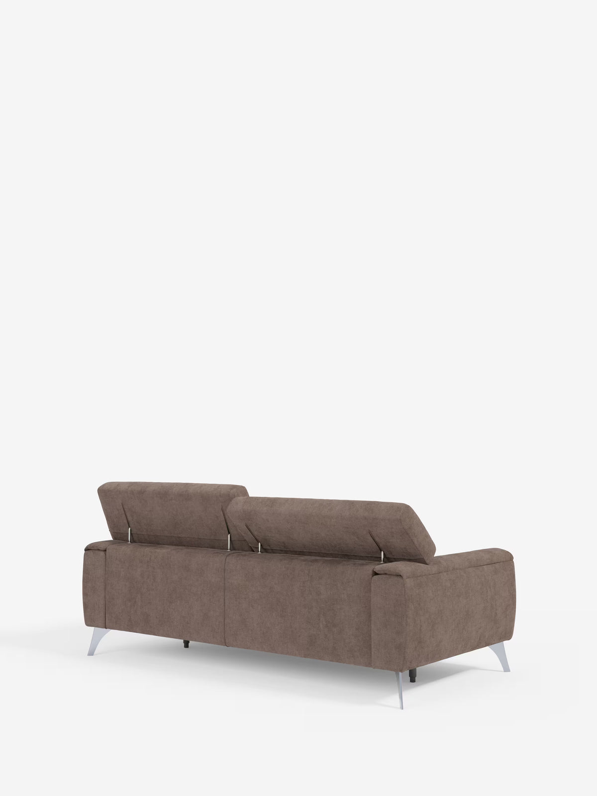 Un divano Caravaggio contemporaneo a 2 e 3 posti di Divani.Store, ripreso dalla parte posteriore, caratterizzato da due poggiatesta reclinabili e da sottili gambe in metallo argentato inclinate. Questo divano è rivestito in elegante tessuto T31 antimacchia, dalla morbida consistenza simile alla pelle scamosciata e dal design minimalista. Lo sfondo è bianco a tinta unita.