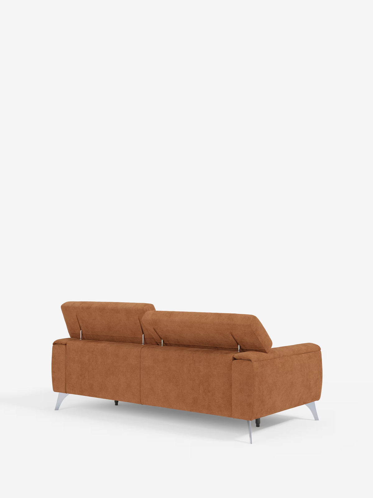 Il divano Caravaggio a 2 e 3 posti di Divani.Store viene presentato di retro, mettendo in risalto i poggiatesta reclinabili, le sedute allungabili e le sottili gambe in metallo. Rivestito con l'elegante tessuto T31 resistente alle macchie, il divano risalta sullo sfondo bianco, sottolineando il suo design slanciato e il suo fascino minimalista.