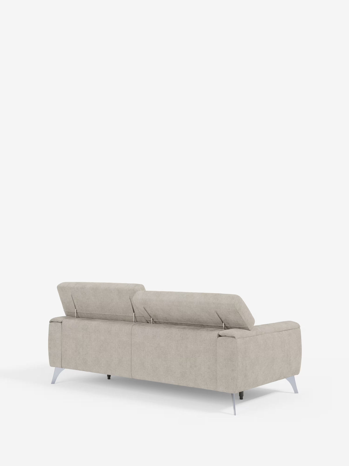 Un divano Caravaggio contemporaneo a 2 e 3 posti di Divani.Store, realizzato in elegante tessuto T31 grigio chiaro resistente alle macchie, con poggiatesta regolabili, caratterizzato da una seduta allungata, gambe sottili in metallo e una silhouette minimalista — raffigurato di retro su uno sfondo bianco a tinta unita.
