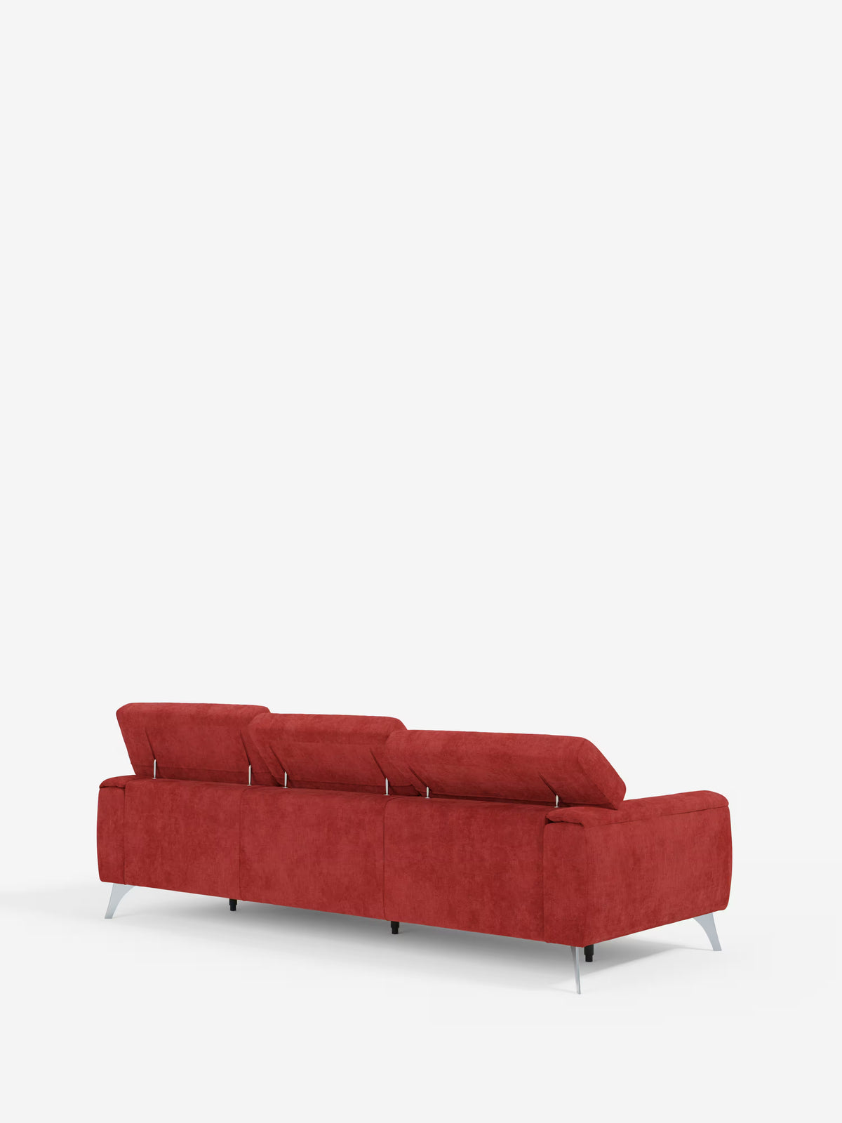 Divano angolare Caravaggio con chaise longue e sedute scorrevoli, rivestito in tessuto T31 antimacchia di Divani.Store, visto da dietro. Il divano presenta sottili gambe metalliche e linee pulite e moderne, mentre le sue sedute scorrevoli garantiscono maggiore comfort e flessibilità. Su uno sfondo bianco a tinta unita, il divano spicca come elemento centrale della stanza.