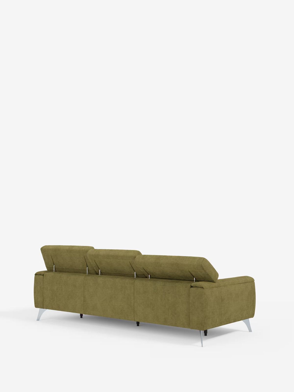 Il divano angolare Caravaggio con penisola e sedute scorrevoli in tessuto smacchiabile T31 di Divani.Store è raffigurato di retro, caratterizzato da un design moderno in verde oliva con tre poggiatesta regolabili e sedute scorrevoli. Il divano vanta linee pulite, un rivestimento morbido e poggia su gambe sottili e angolate in metallo argentato su uno sfondo bianco a tinta unita.