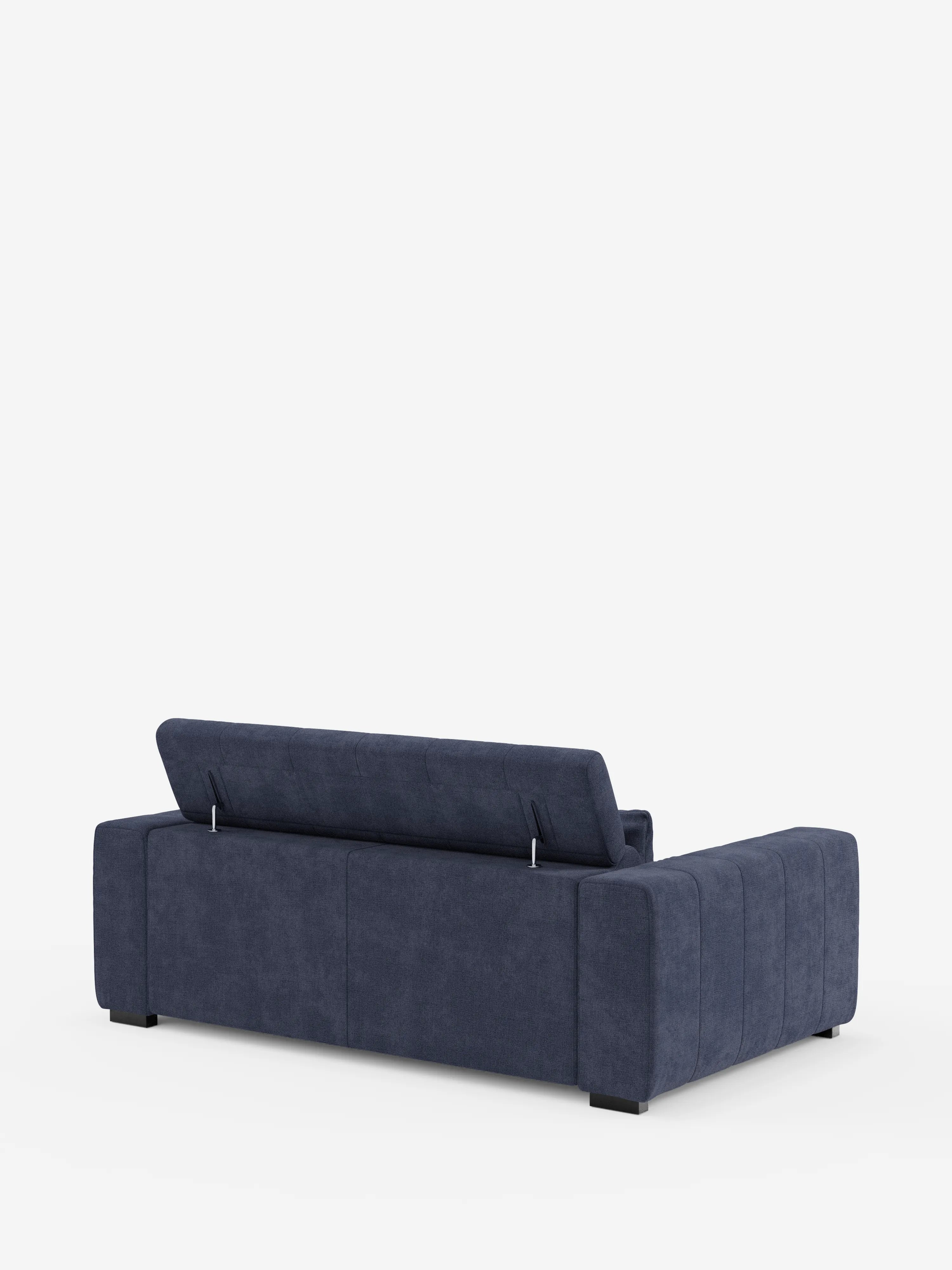 Il divano a 3 posti Doric di Divani.Store, rivestito in tessuto T23 blu intenso e antimacchia, presenta ampi braccioli e un design elegante e moderno. Visto da dietro su uno sfondo bianco, lo schienale posteriore è parzialmente sollevato per rivelare un ampio vano portaoggetti all’interno, mettendo in risalto il connubio tra stile e praticità che caratterizza questo divano. Il modello include inoltre sedute estensibili elettricamente e un poggiatesta reclinabile per il massimo comfort.