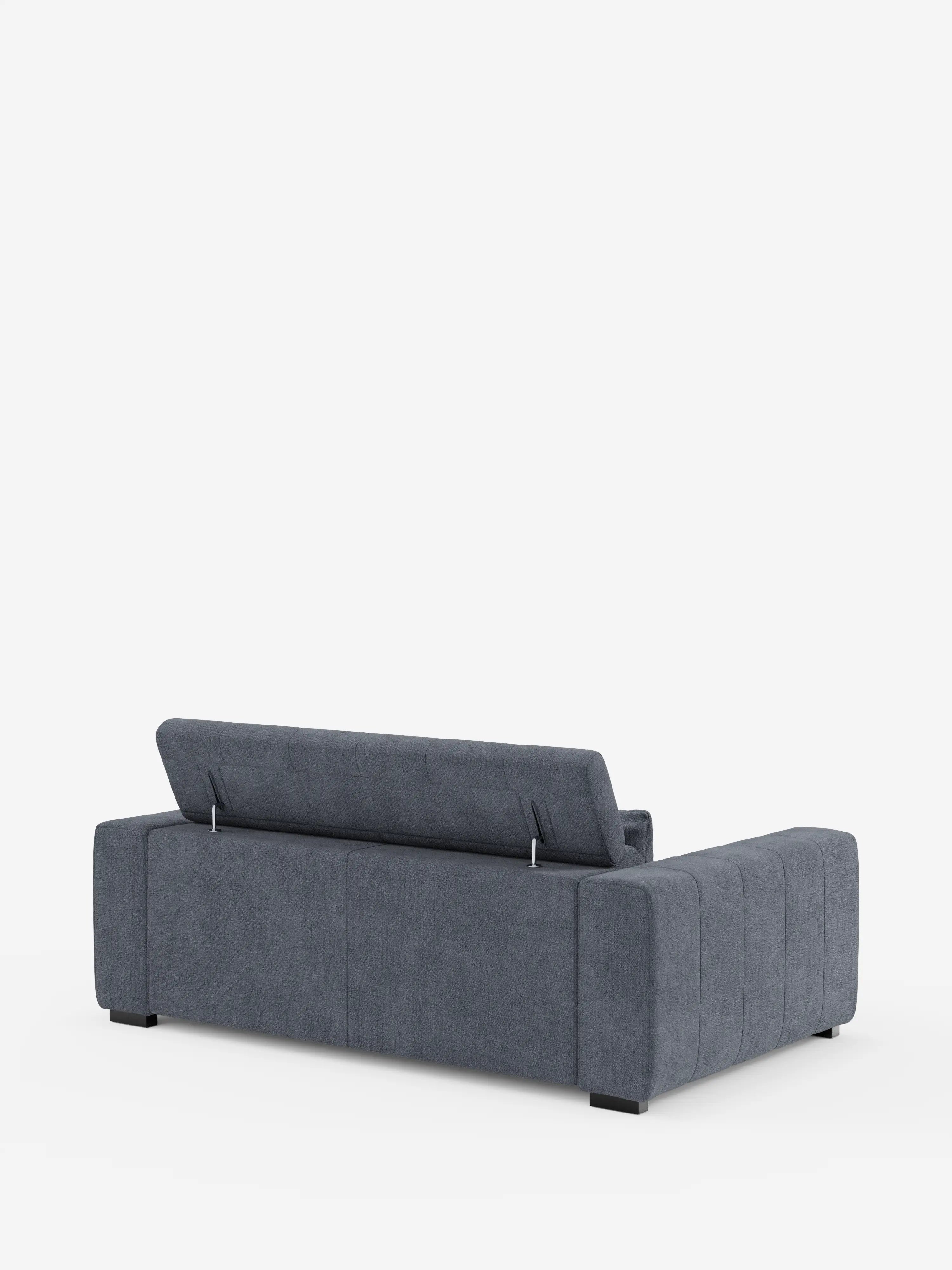 Un moderno divano dorico a 3 posti color grigio scuro, con sedute allungabili tramite meccanismo relax elettrico, firmato Divani.Store, è ripreso di retro su uno sfondo bianco. Lo schienale parzialmente ribaltato rivela un pratico vano portaoggetti all’interno del divano. Questo elegante modello presenta raffinate cuciture verticali e braccioli bassi e massicci che garantiscono comfort e stile, oltre a un poggiatesta reclinabile e un rivestimento in tessuto T23 facile da pulire.