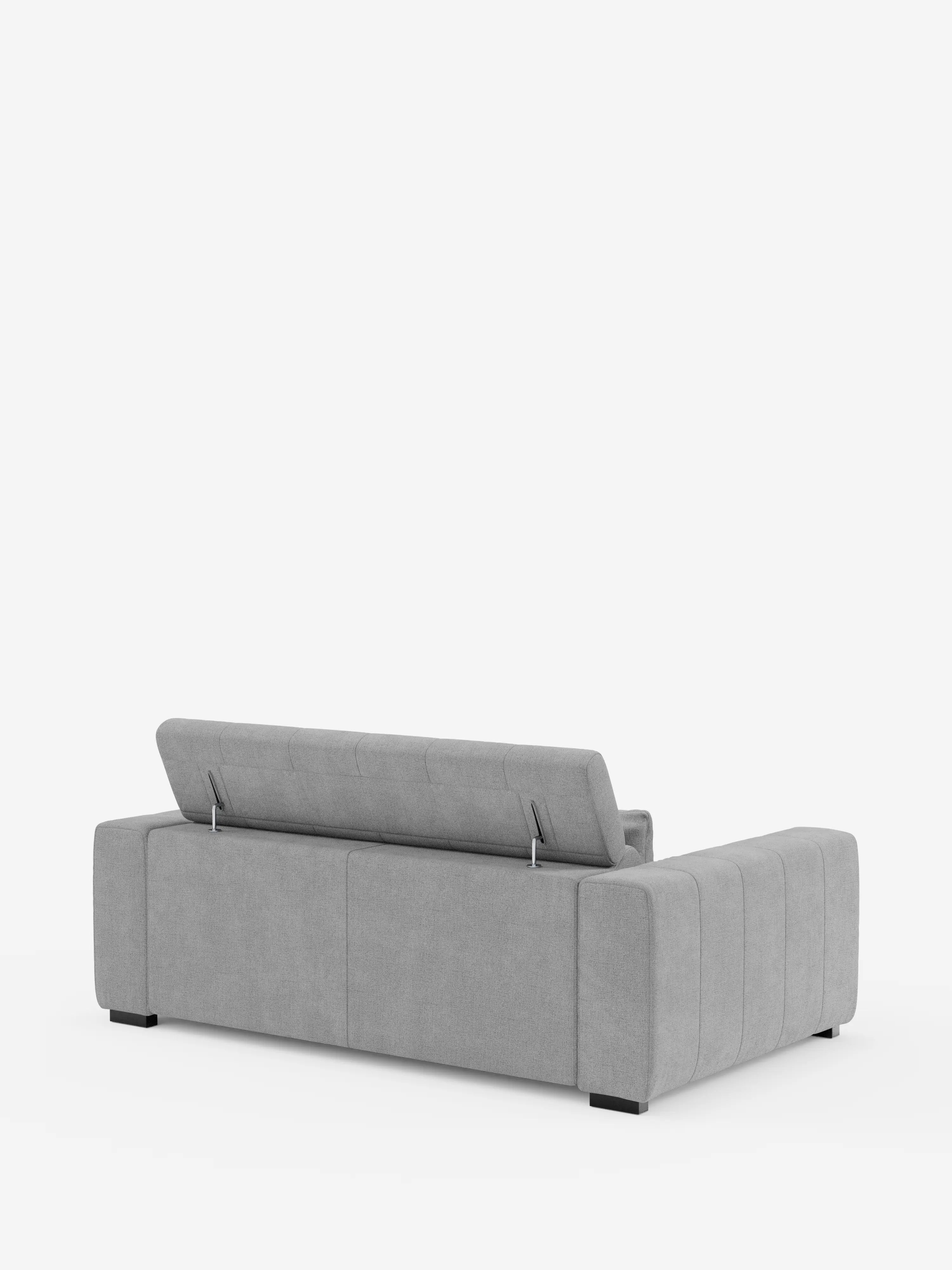 Un divano a 3 posti Doric color grigio chiaro di Divani.Store, caratterizzato da un design moderno con schienale basso, cuciture verticali sui lati, vano portaoggetti aperto sul retro e piedini neri corti. Questo divano è dotato di sedute estensibili con funzione relax elettrica e poggiatesta regolabili, rivestite in tessuto T23 antimacchia su fondo bianco.