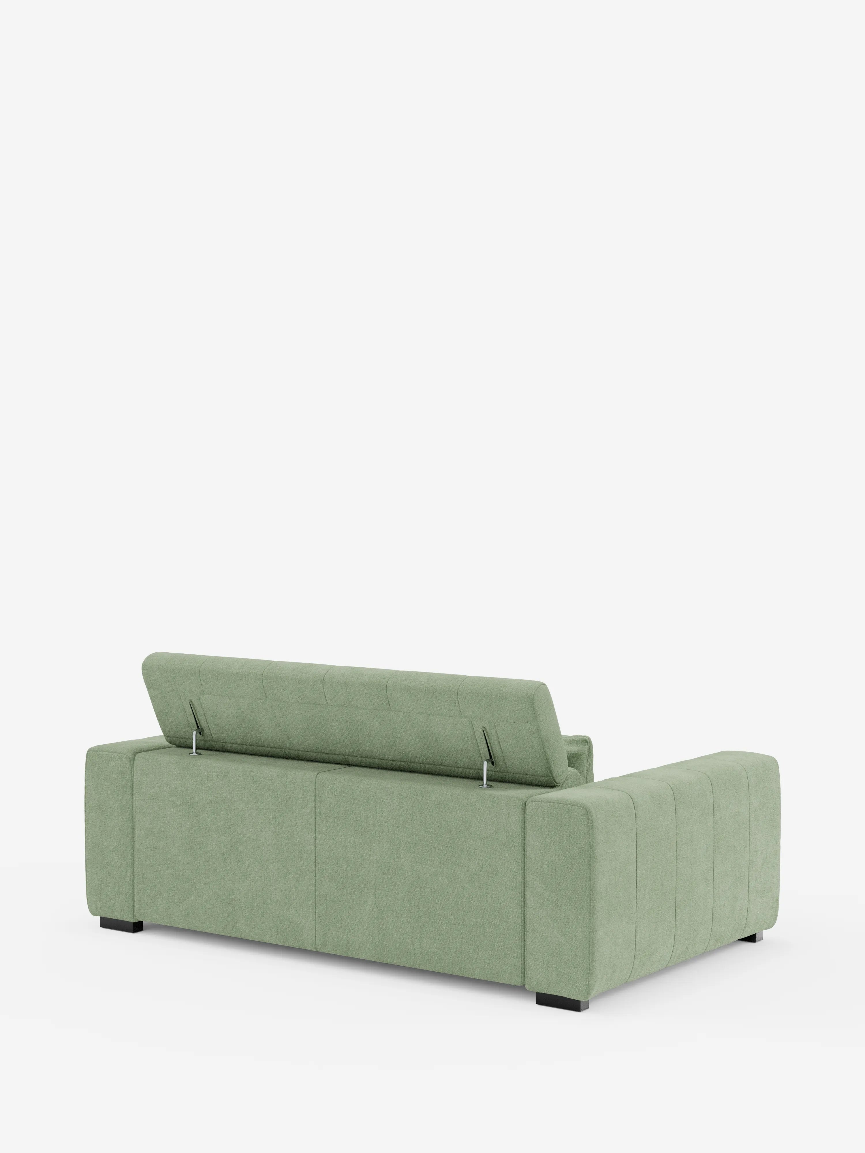 Un divano dorico a 3 posti di colore verde chiaro con sedute allungabili tramite meccanismo relax elettrico di Divani.Store è raffigurato di retro, con il pannello superiore dello schienale parzialmente sollevato per rivelare un vano portaoggetti interno. Questo elegante divano sfoderabile, rivestito in tessuto smacchiabile T23, presenta braccioli squadrati, cuciture a capitonné e piedini neri a blocco. Il prodotto è ripreso su uno sfondo bianco a tinta unita.