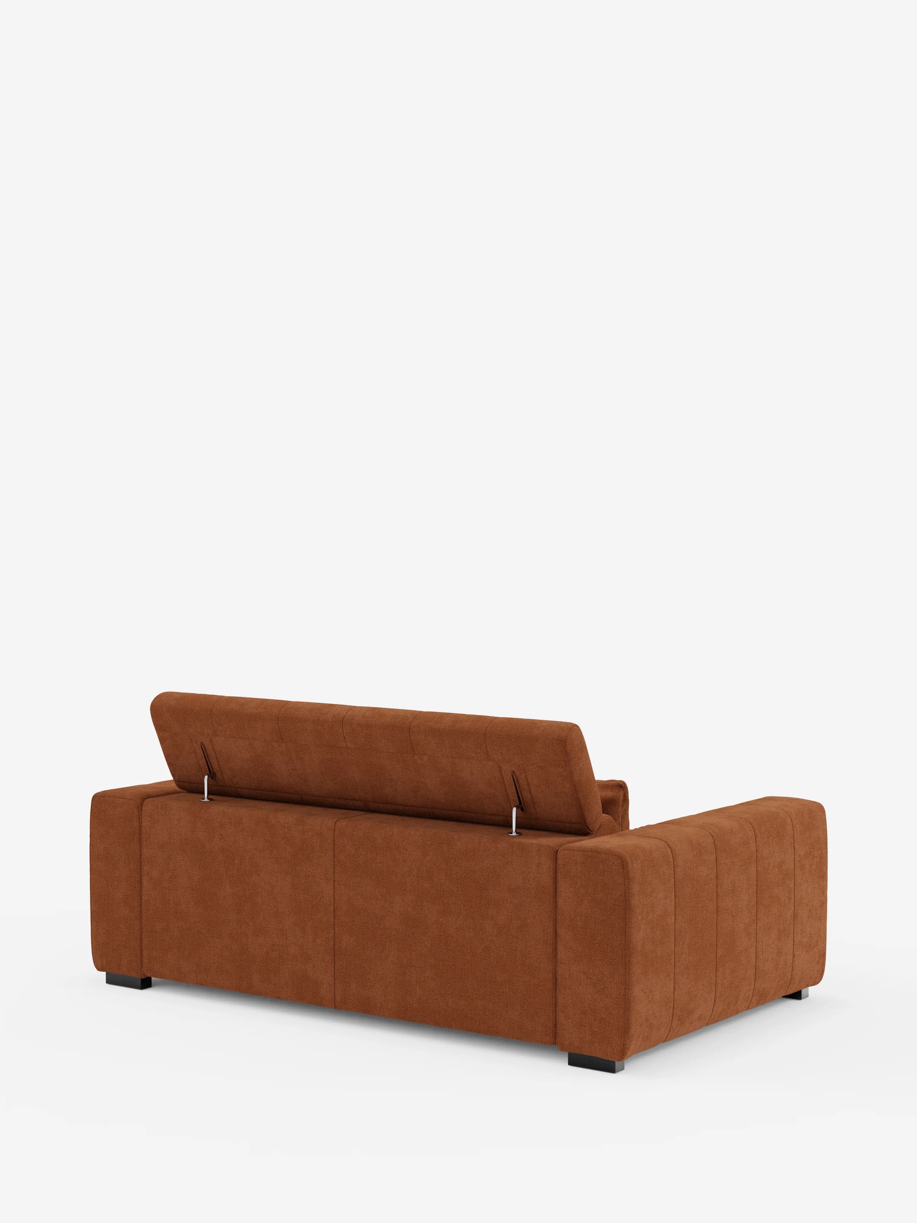 Un divano Doric a tre posti color marrone di Divani.Store, ripreso da dietro, rivestito in tessuto T23 antimacchia dalla consistenza morbida e soffice. Lo schienale presenta un design diviso in due parti, con la sezione sinistra sollevata per mostrare il meccanismo a cerniera che consente la regolazione della reclinabilità, caratteristica della sua funzione relax elettrica e dei poggiatesta reclinabili. Il divano poggia su corte gambe nere su uno sfondo bianco a tinta unita.