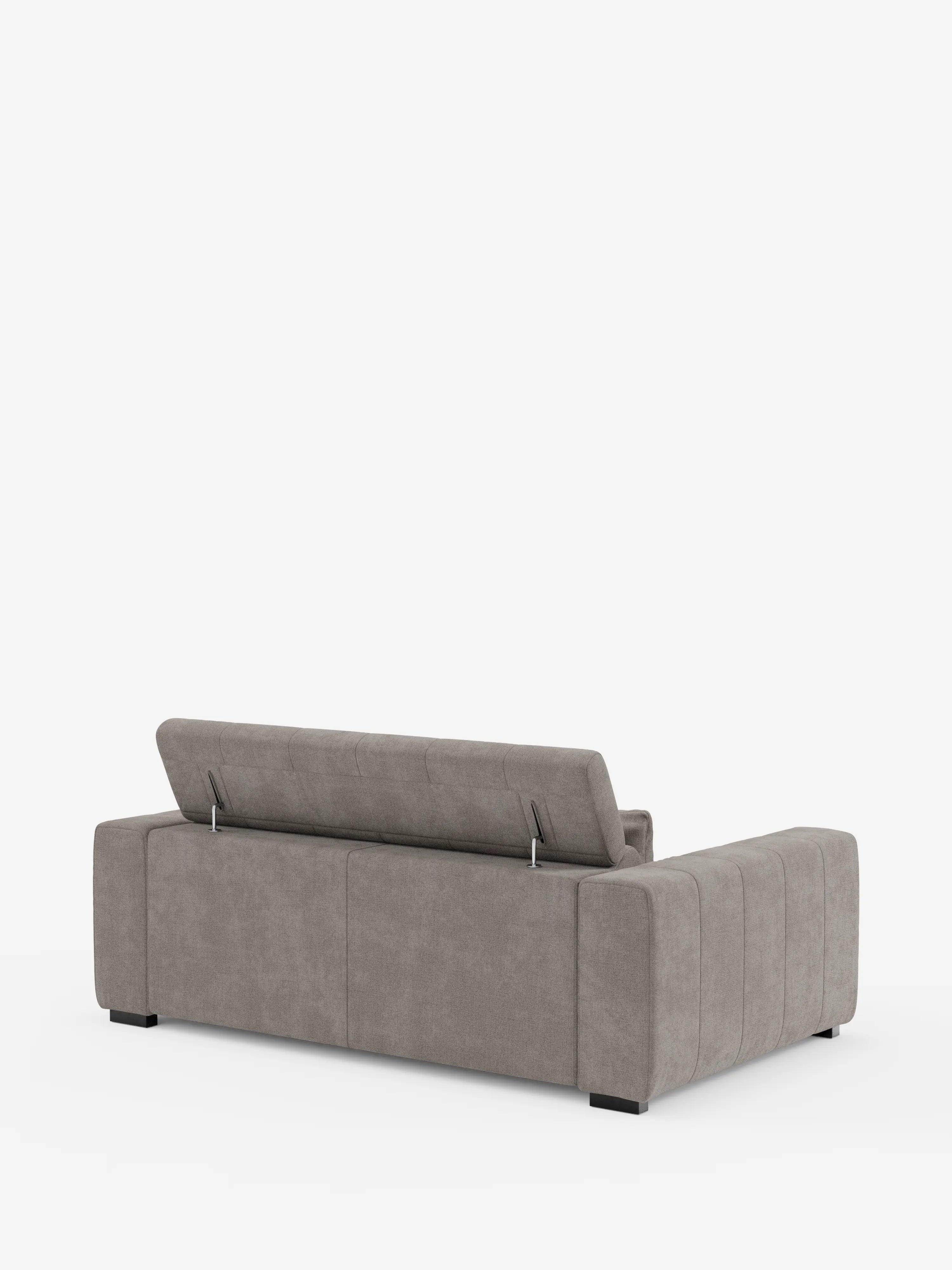 Il divano Doric a 3 posti con sedute allungabili tramite meccanismo relax elettrico di Divani.Store è presentato nella vista posteriore, rivestito in un moderno tessuto T23 grigio chiaro smacchiabile. Lo schienale parzialmente sollevabile rivela un vano portaoggetti sottostante. Questo divano sfoderabile presenta ampi braccioli imbottiti e poggia su piedi neri corti, che risaltano sullo sfondo bianco a tinta unita.