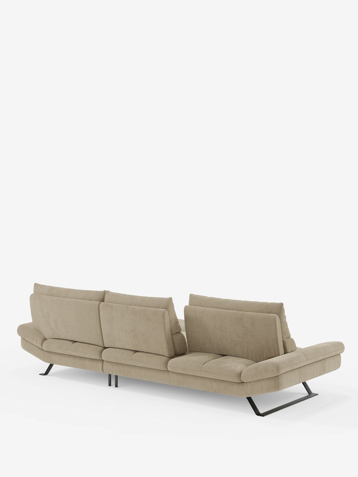 Il divano angolare Eclipse con penisola e schienali traslanti in microfibra tecnica smacchiabile T11 di Divani.Store è un moderno divano beige con schienali regolabili (schienali traslanti), caratterizzato da sottili gambe in metallo nero e da un rivestimento morbido e facile da pulire. Raffigurato su uno sfondo bianco a tinta unita e visto di retro da un'angolazione obliqua, il suo design è minimalista e contemporaneo.
