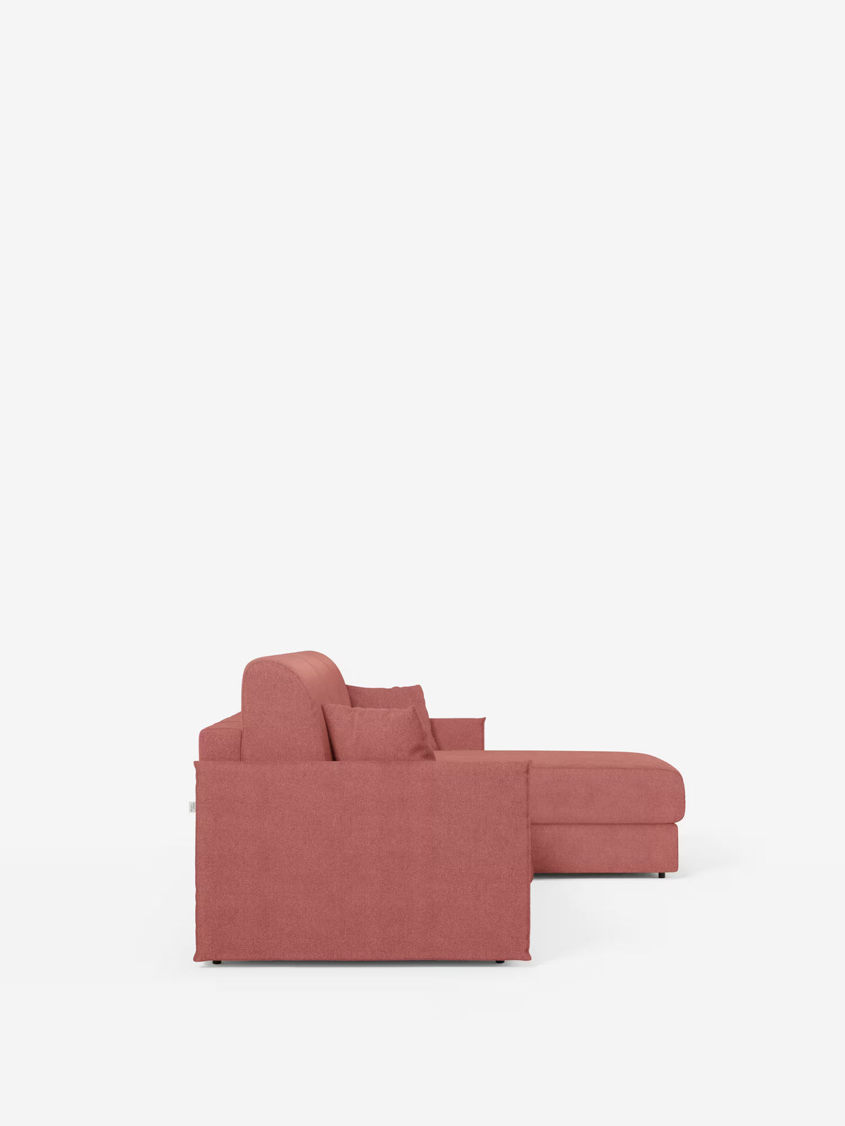 Vista laterale del divano letto angolare con penisola contenitore Evans di Divani.Store, un divano componibile moderno dal design compatto, rivestito in tessuto T23 antimacchia in una tonalità di rosa tenue. Questo modello si caratterizza per le linee pulite, i braccioli squadrati, una chaise longue sul lato destro con vano contenitore e due cuscini. Lo sfondo è bianco, senza altri oggetti visibili.