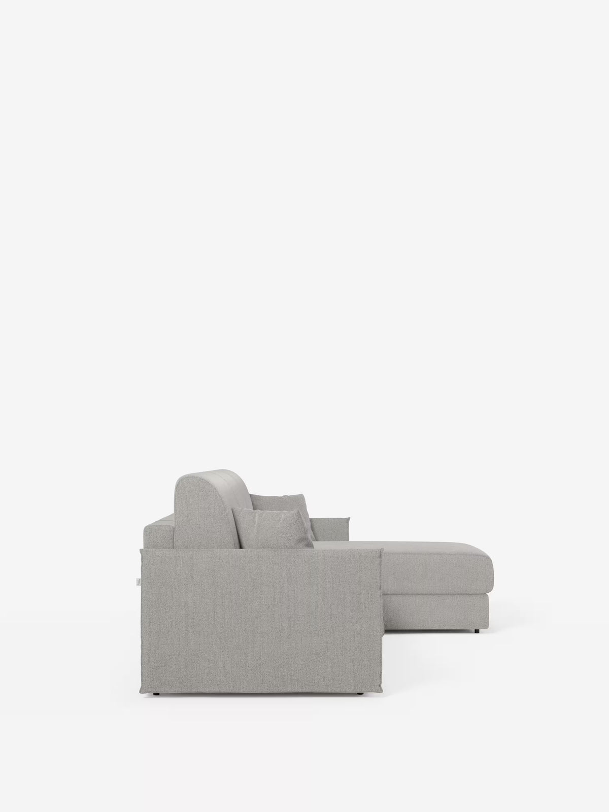 Vista laterale del divano letto angolare con penisola contenitore Evans di Divani.Store: un moderno divano componibile a L rivestito in tessuto T23 facile da pulire, dotato di due cuscini di seduta, una chaise longue orientata a destra con vano contenitore e due cuscini dello schienale abbinati. Questo design compatto, elegante e versatile poggia su piedi discreti su uno sfondo bianco a tinta unita.