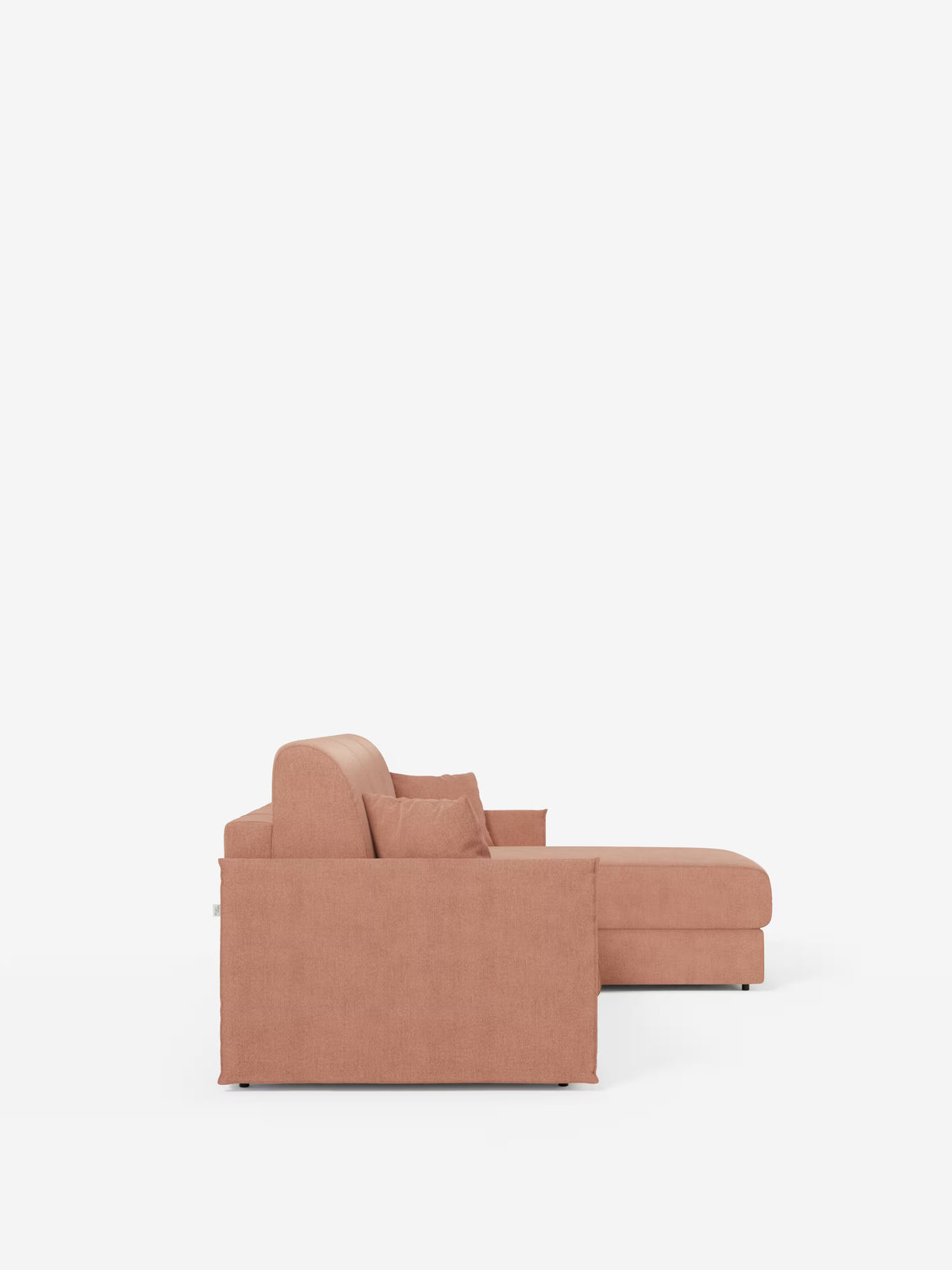 Una vista laterale del divano letto angolare con penisola contenitore Evans di Divani.Il modello, caratterizzato da un design compatto e rivestito in tessuto T23 rosa tenue e resistente alle macchie, presenta linee pulite, uno schienale basso, due cuscini di seduta e una chaise longue orientata a destra con contenitore integrato, il tutto su uno sfondo bianco a tinta unita.