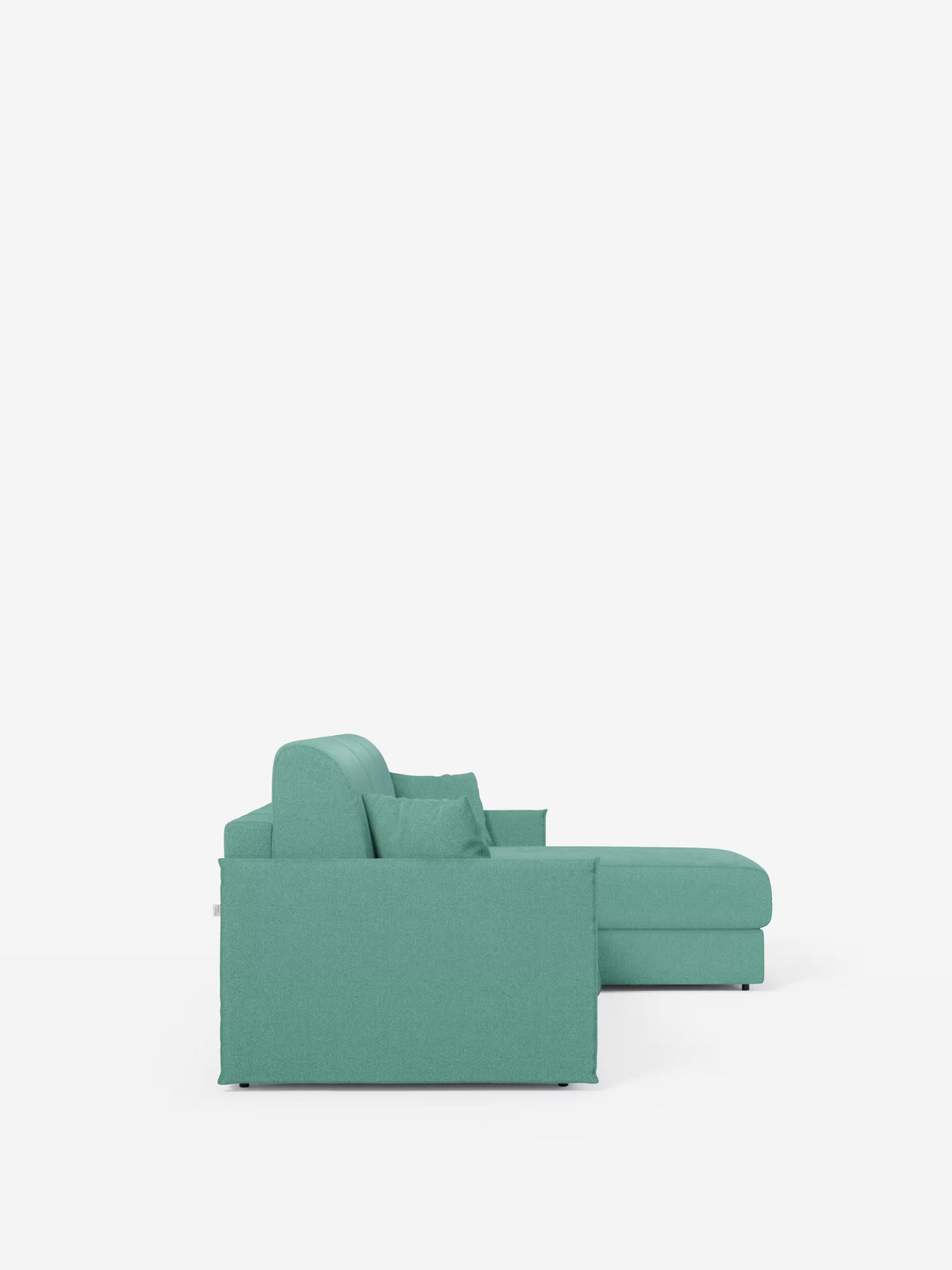 Un divano letto angolare con penisola contenitore Evans color verde acqua chiaro di Divani.Store è ripreso di profilo su uno sfondo bianco a tinta unita. Questo divano componibile compatto e moderno presenta linee pulite, cuscini squadrati e una sezione chaise longue che si estende verso destra, il tutto rivestito in tessuto T23 resistente alle macchie, offrendo comfort, versatilità e spazio pratico per riporre oggetti negli spazi abitativi contemporanei.