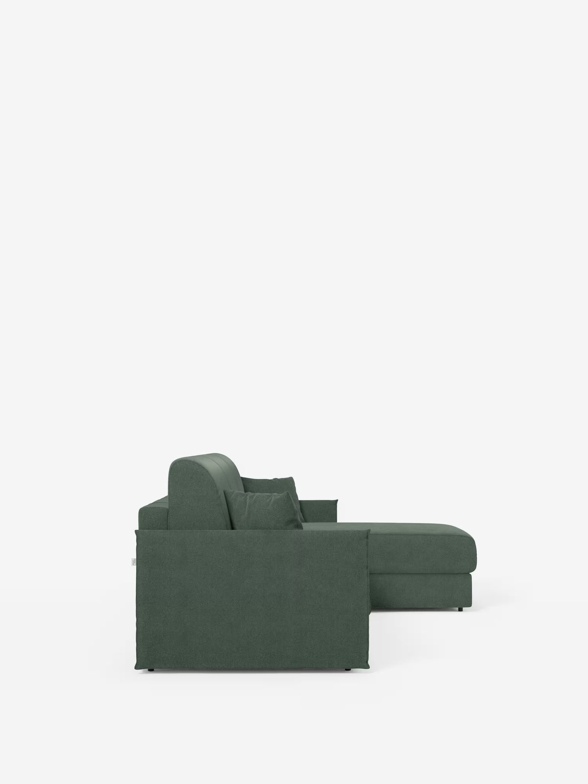 Vista laterale del divano letto angolare con penisola contenitore Evans di Divani.Store, rivestito in tessuto T23 verde scuro smacchiabile. Questo divano componibile compatto presenta una chaise longue sul lato destro con vano contenitore, braccioli squadrati e due cuscini, ed è ripreso su uno sfondo bianco a tinta unita.