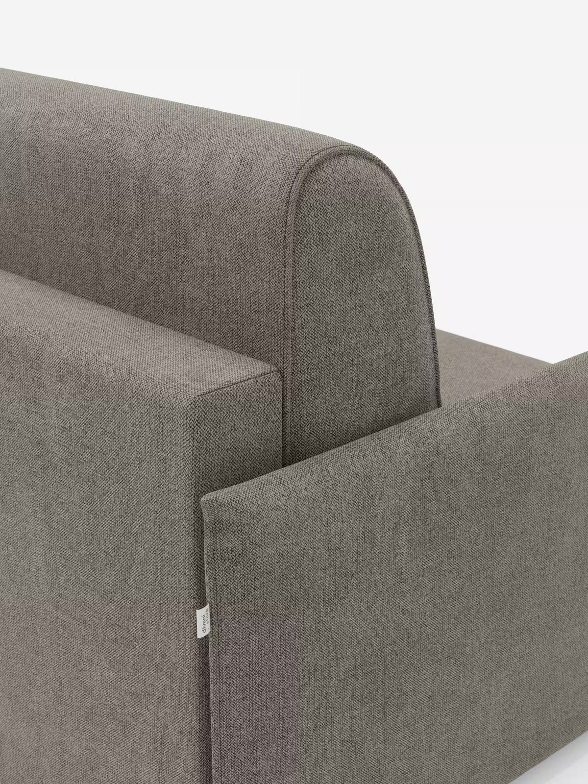 Primo piano della poltrona letto compatta Evans con materasso di Divani.Store, rivestita in tessuto T23 grigio testurizzato e resistente alle macchie. L’immagine mette in risalto le linee pulite e dritte dei braccioli, dello schienale e della seduta su uno sfondo bianco a tinta unita: un’ispirazione ideale per una poltrona letto salvaspazio o una poltrona letto singola che massimizzi il comfort in ambienti di dimensioni ridotte.