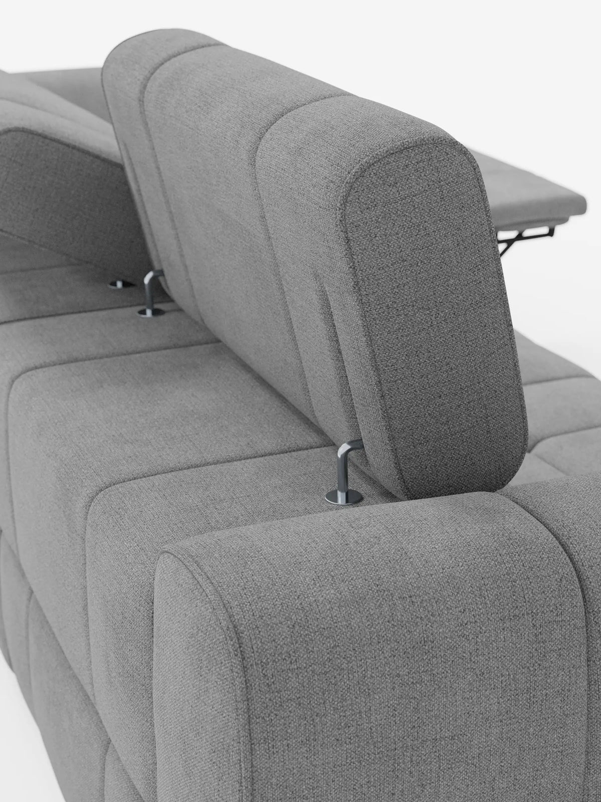 Vista posteriore del divano modulare Giotto a 4 posti con poggiatesta reclinabili e funzione relax elettrica opzionale, rivestito in tessuto smacchiabile T23, un divano in tessuto grigio chiaro con poggiatesta regolabili su aste metalliche argentate e dal design minimalista.
