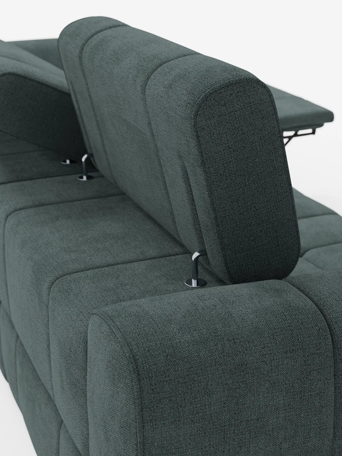 Giotto, divano modulare a 4 posti con poggiatesta reclinabili e funzione relax elettrica opzionale, rivestito in tessuto smacchiabile T23: un moderno divano modulare verde scuro con finitura testurizzata, dotato di poggiatesta regolabili su eleganti supporti in metallo, su sfondo bianco.