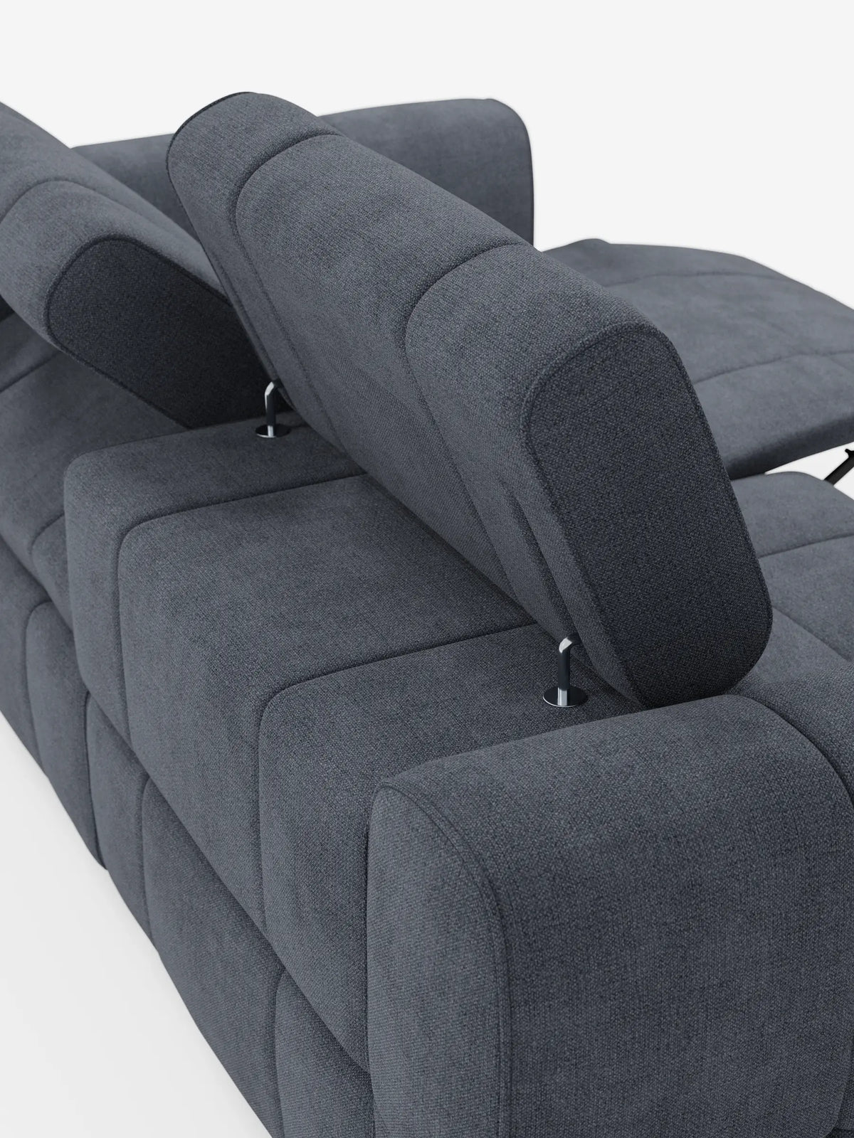 Vista dall'alto di un divano modulare Giotto a 3 posti color grigio scuro, con poggiatesta reclinabili e funzione relax elettrica opzionale, rivestito in tessuto smacchiabile T23; i poggiatesta, montati su sottili montanti cromati, presentano una sezione inclinata in avanti.