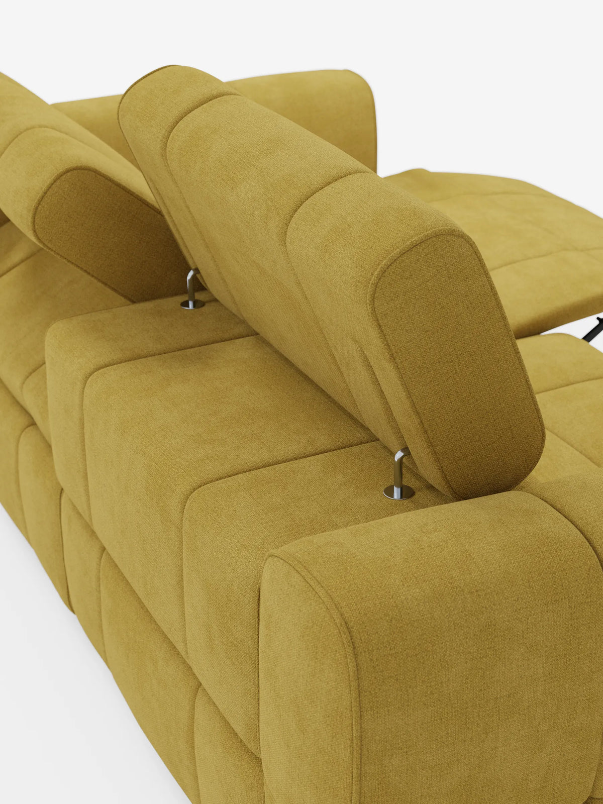 Un divano modulare Giotto a 3 posti color giallo senape, con poggiatesta reclinabili e funzione relax elettrica opzionale, rivestito in tessuto smacchiabile T23 con poggiatesta regolabili su struttura in cromo lucido, è raffigurato su uno sfondo bianco con uno dei sedili esteso.