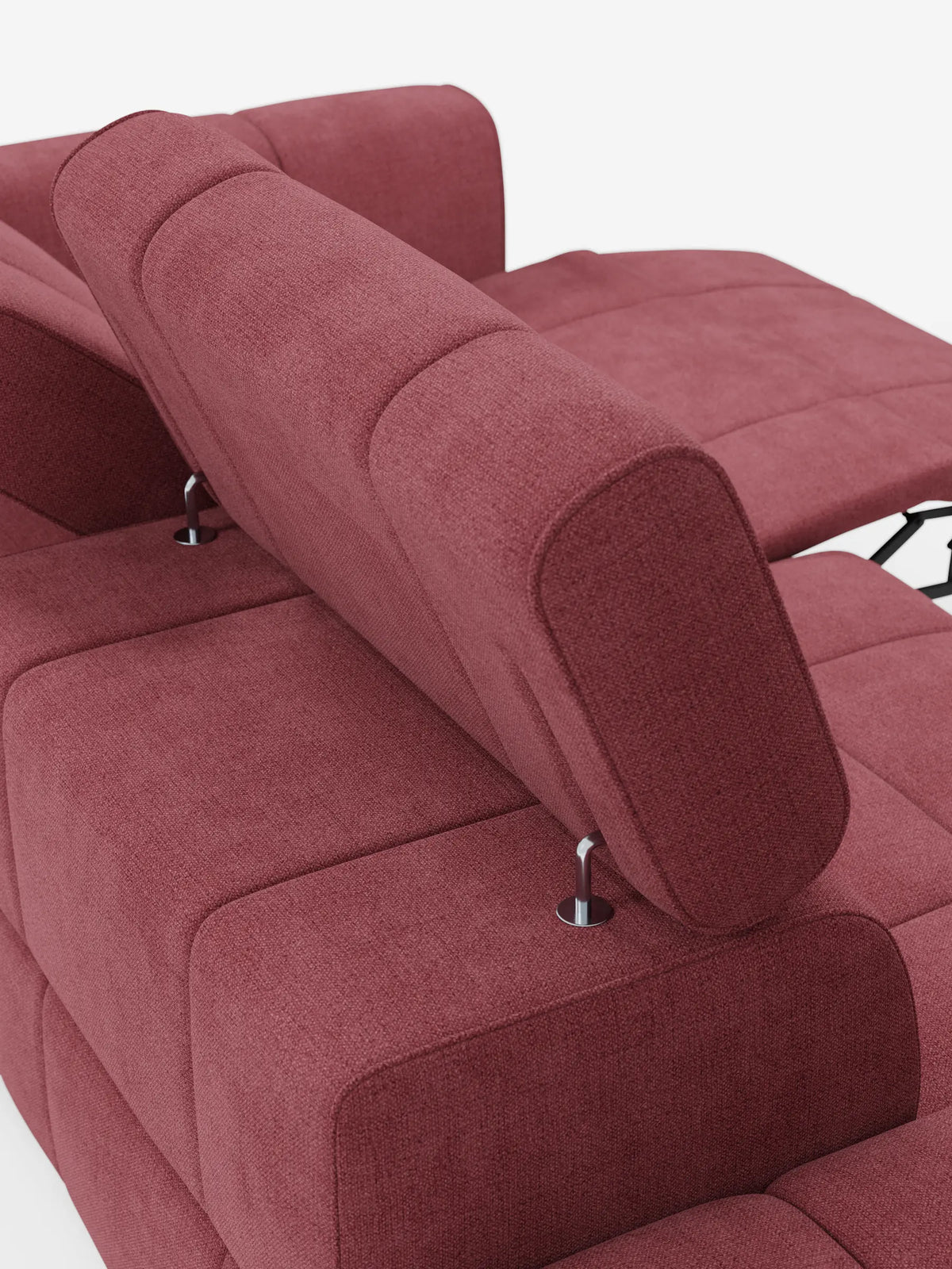 Vista posteriore di un divano componibile Giotto con terminale aperto - opzione relax elettrico in tessuto smacchiabile T23 color malva testurizzato, caratterizzato da sezioni modulari con poggiapiedi allungato e poggiatesta regolabili su sottili montanti in metallo.