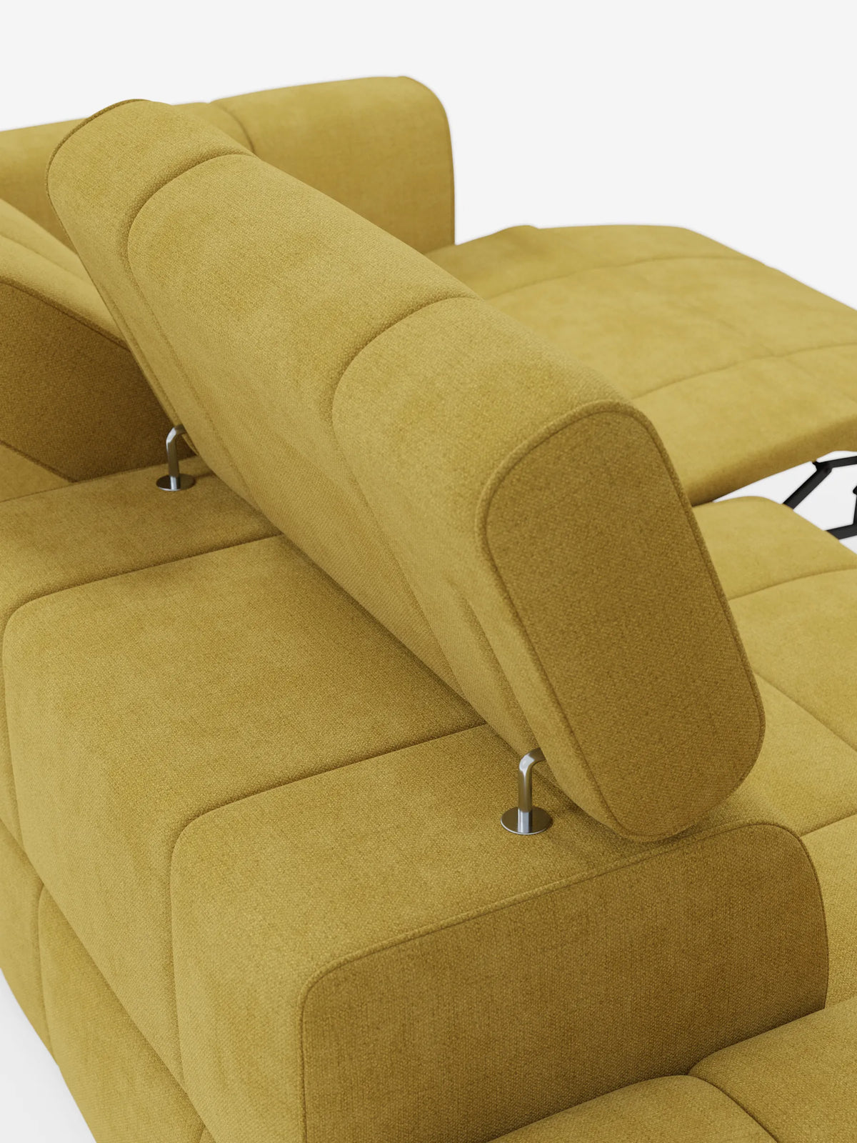 Un divano componibile Giotto giallo senape con terminale aperto – opzione relax elettrico in tessuto smacchiabile T23, dotato di poggiatesta regolabili e di una sezione reclinabile, su uno sfondo bianco pulito.