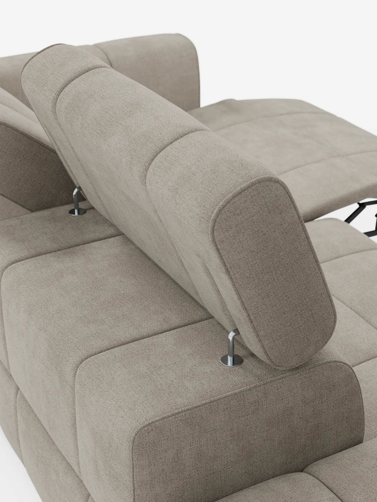 Il divano componibile Giotto con terminale aperto - opzione relax elettrico in tessuto smacchiabile T23 è un divano modulare beige con trama a rilievo, poggiatesta regolabile, sottili supporti in metallo e una sezione reclinabile su sfondo bianco.