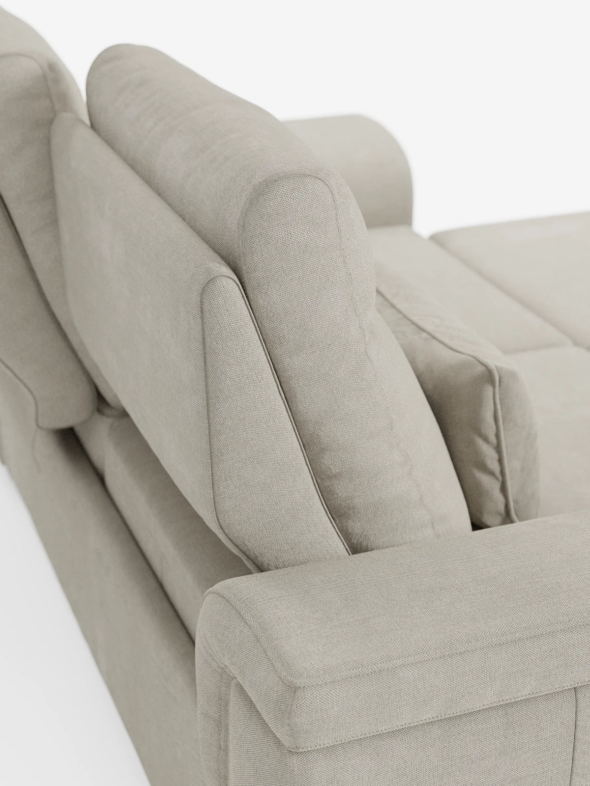 Vista dall'alto del divano Ischia a 3 posti con pouf estraibile e schienali regolabili in tessuto misto lino lavabile, un divano beige chiaro con schienali regolabili, braccioli arrotondati e un pouf estraibile su sfondo bianco.