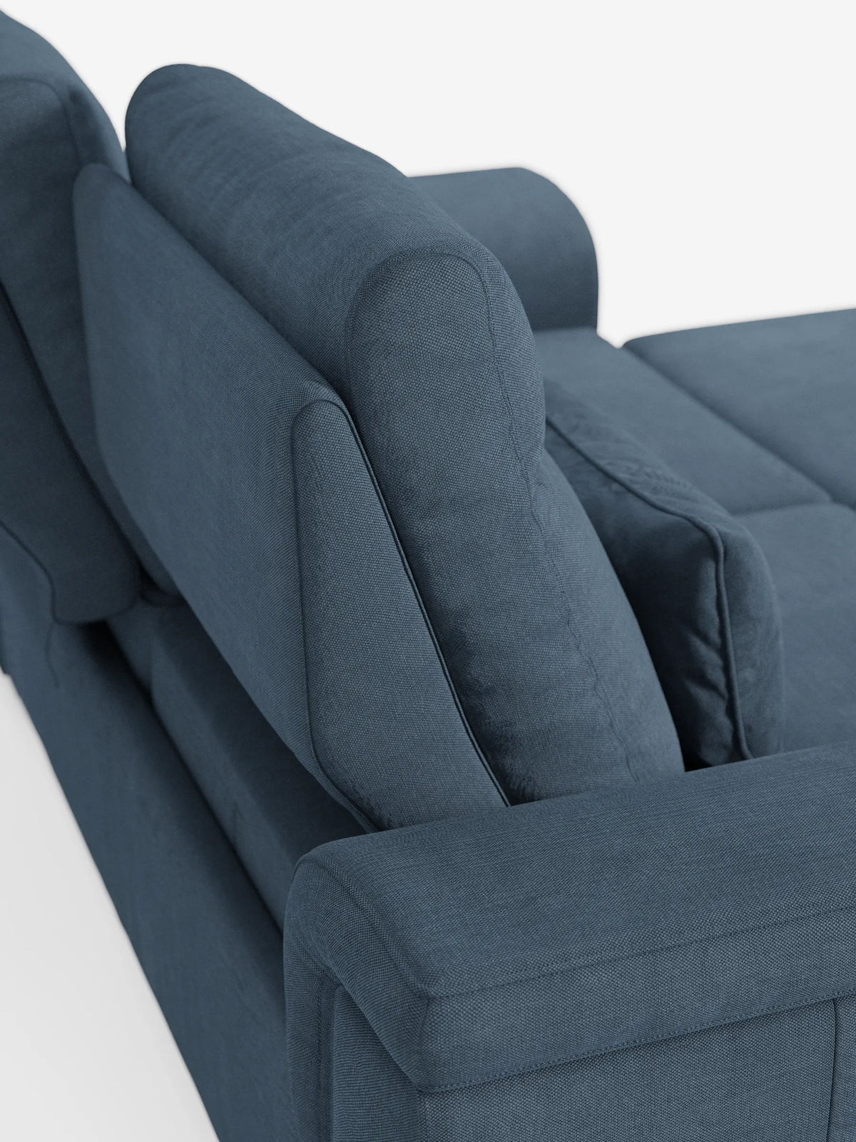 Una veduta dall'alto di un divano a 3 posti Ischia con pouf estraibile e schienali traslanti in tessuto misto lino smacchiabile di colore blu scuro, caratterizzato da schienali regolabili e da un pouf parzialmente esteso su uno sfondo bianco a tinta unita.