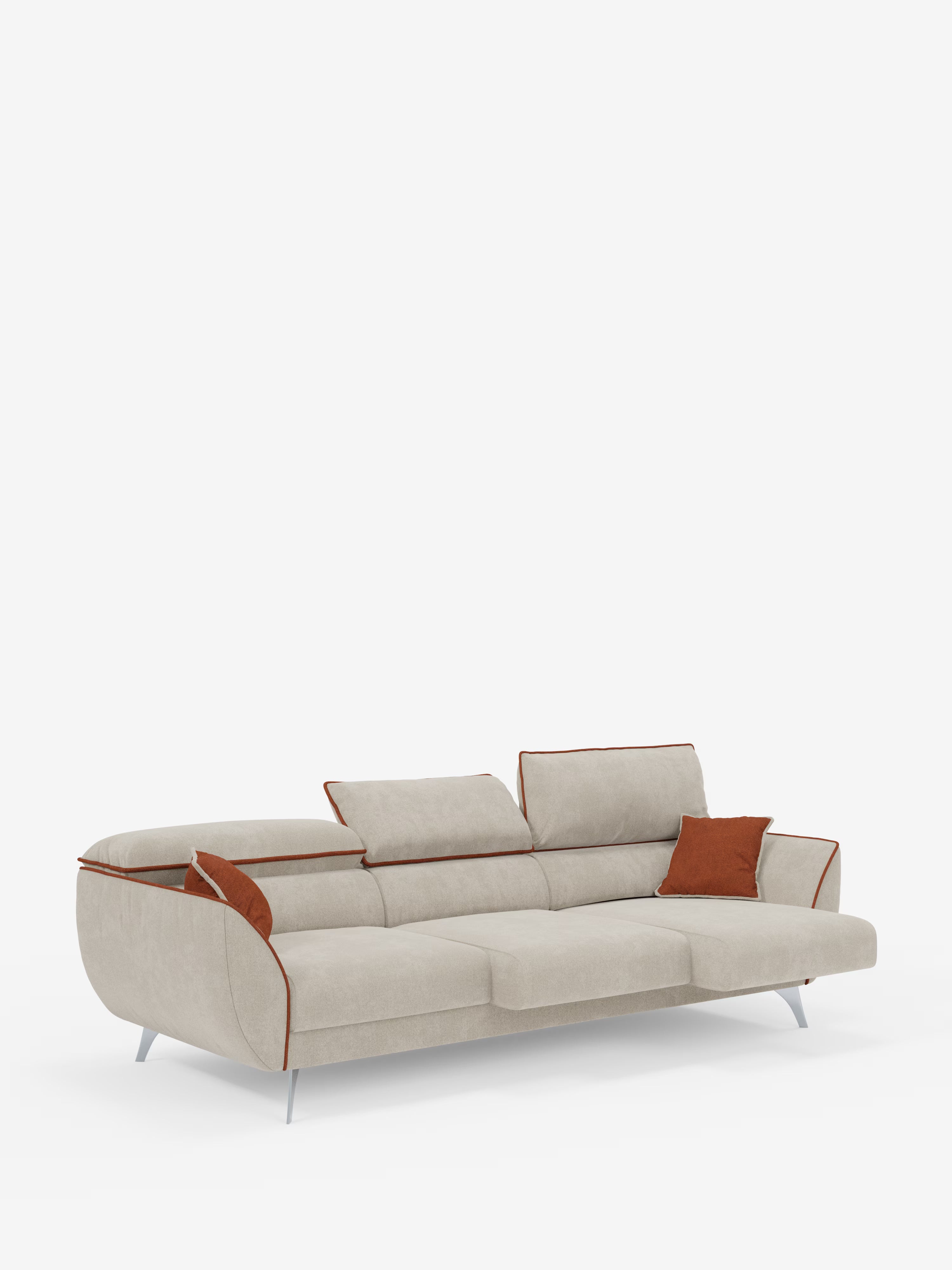 Vi presentiamo il Michelangelo 4 Posti bicolore di Divani.Store: un divano componibile contemporaneo in beige chiaro con accattivanti rifiniture arancioni, dotato di tre sedute estraibili e poggiatesta regolabili, rivestito in tessuto T23 resistente alle macchie. Il design presenta sottili gambe in metallo e una silhouette moderna e lussuosa, impreziosita da due cuscini decorativi arancioni sul lato destro, il tutto su uno sfondo bianco pulito.