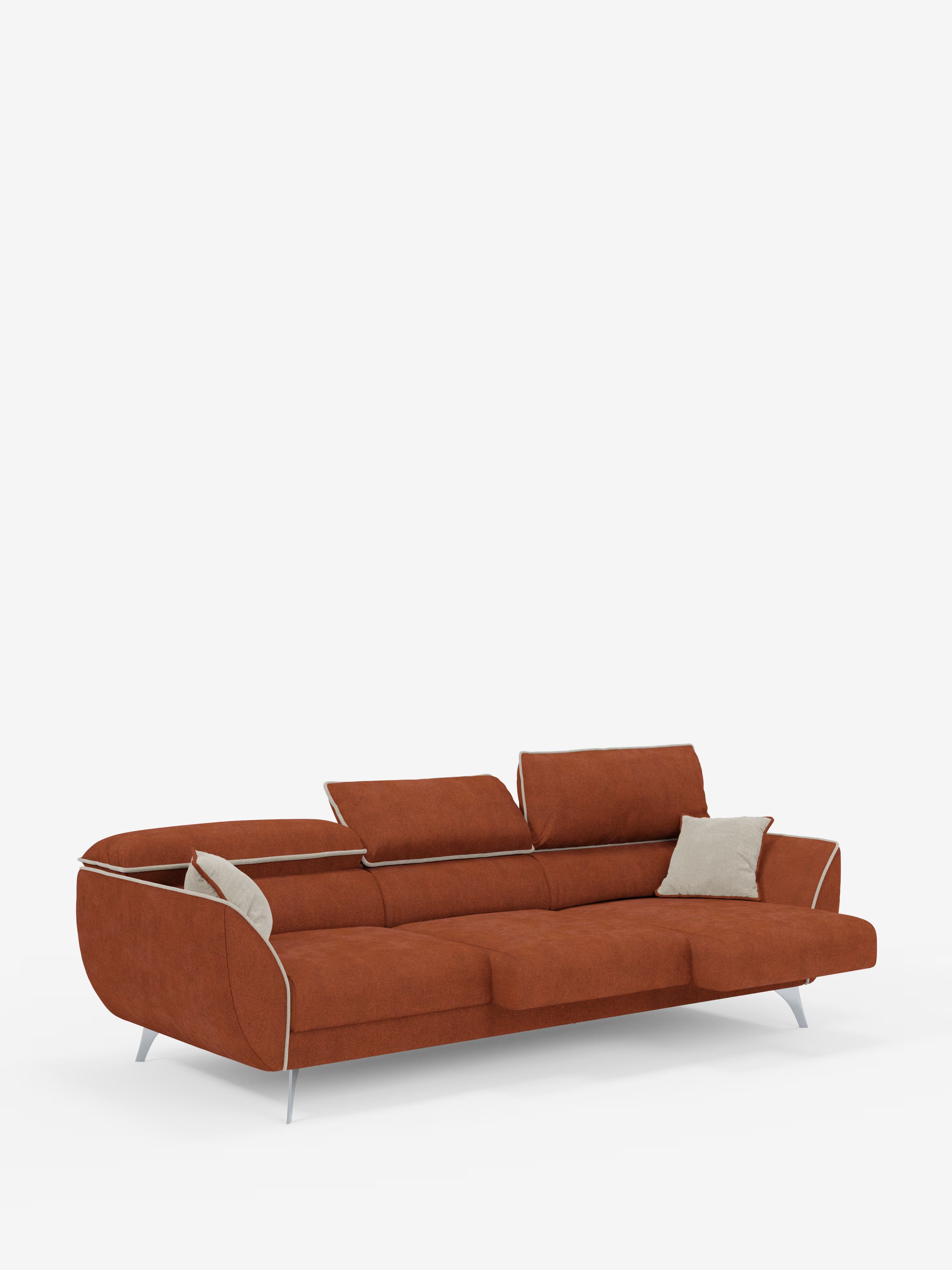 Vi presentiamo il divano Michelangelo 4 Posti bicolore di Divani.Store, un divano contemporaneo di lusso nei toni del ruggine, dotato di tre sedute estraibili, due cuscini decorativi beige, poggiatesta regolabili e sottili gambe in metallo argentato. Questo moderno divano a 4 posti presenta braccioli curvi ed eleganti bordature bianche lungo i bordi, il tutto realizzato in tessuto T23 resistente alle macchie e presentato su uno sfondo bianco a tinta unita.