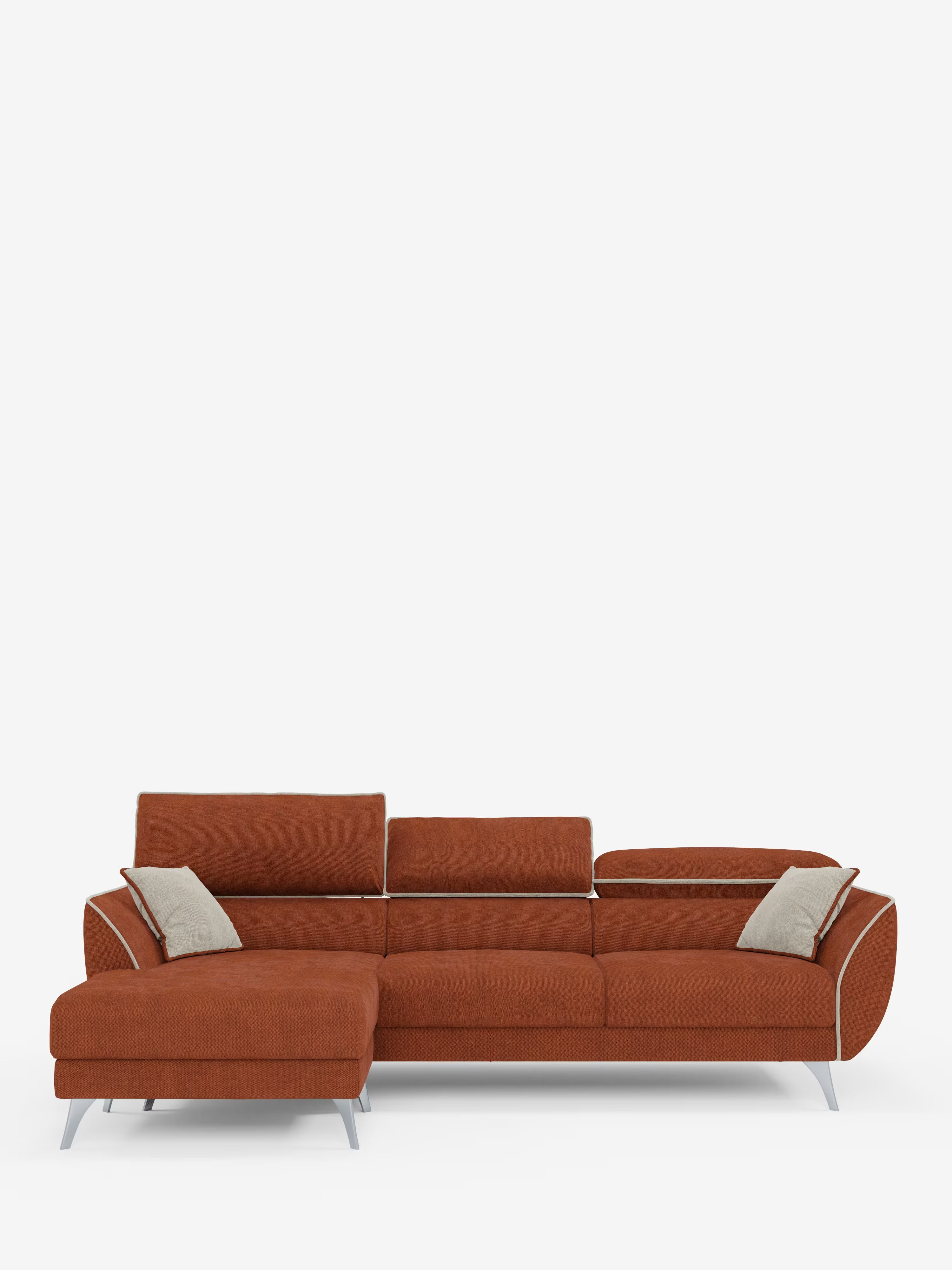Il divano angolare bicolore Michelangelo con penisola e sedute estensibili di Divani.Store presenta un rivestimento in tessuto T23 color ruggine e resistente alle macchie, con gambe in metallo. Il lato sinistro include un’estensione a chaise longue, mentre il divano è impreziosito da quattro cuscini quadrati grigio chiaro. I poggiatesta reclinabili completano il design moderno su uno sfondo bianco a tinta unita.