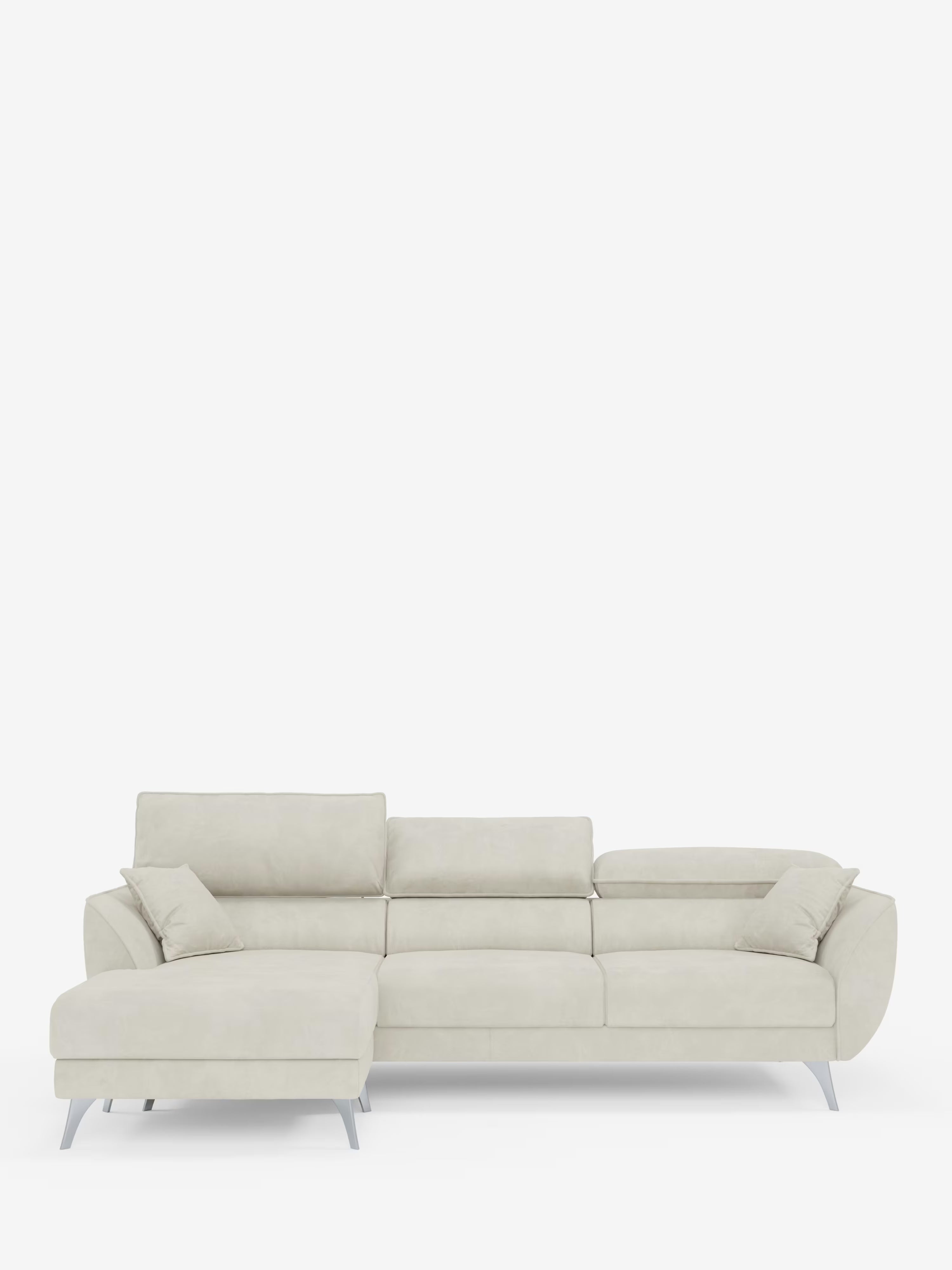 Un moderno divano angolare con penisola e sedute estensibili “Michelangelo” di Divani.Store, rivestito in raffinato tessuto effetto velluto T30 resistente alle macchie, color beige chiaro. Questo divano angolare presenta una chaise longue sul lato sinistro, tre cuscini di seduta con seduta estensibile, due cuscini decorativi abbinati, sottili gambe angolari in metallo e poggiatesta regolabili. Il suo design minimalista e la finitura liscia risaltano su uno sfondo bianco a tinta unita.