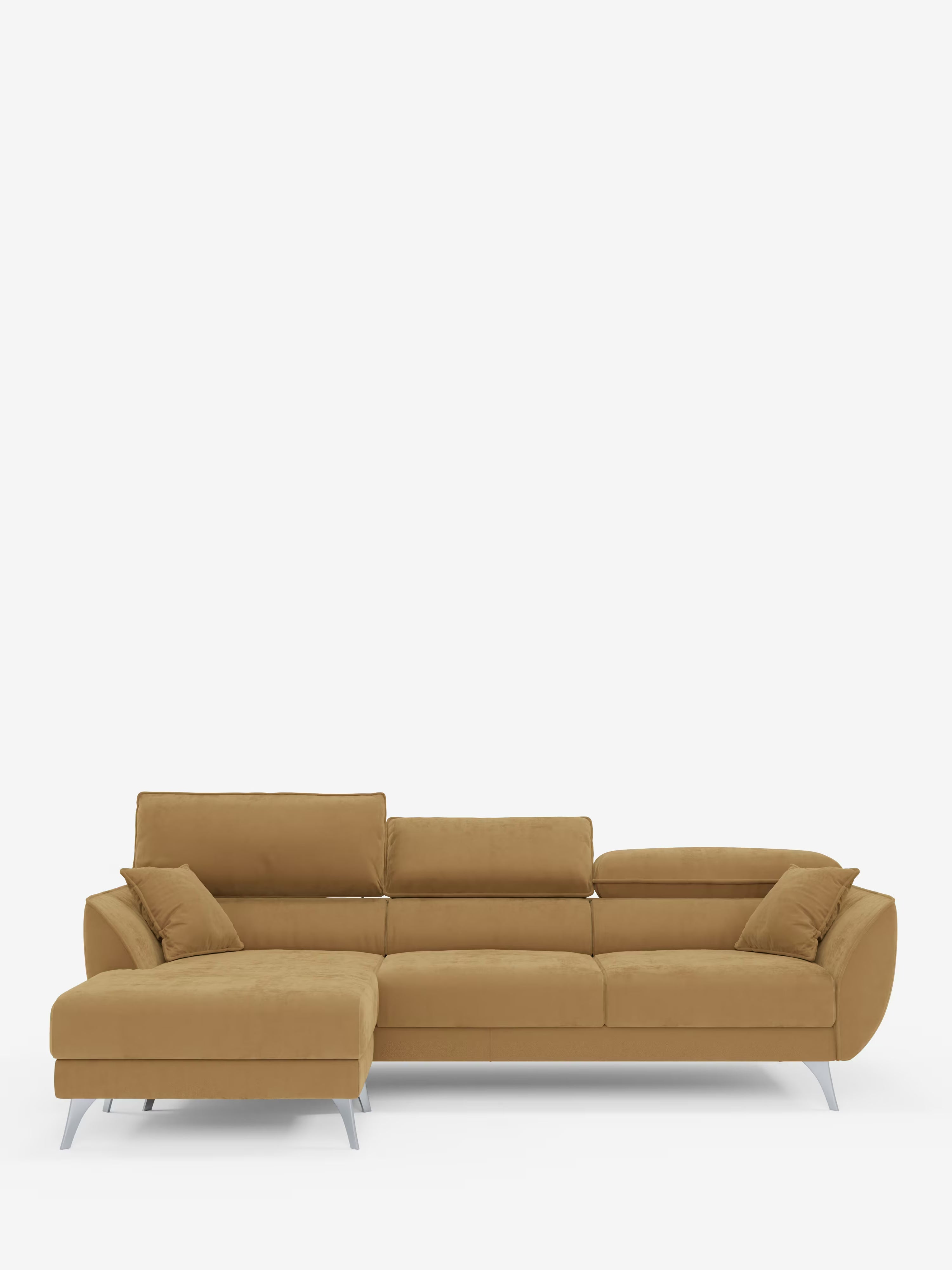 Un divano angolare contemporaneo “Michelangelo” con penisola e sedute estensibili di Divani.Store, rivestito in raffinato tessuto T30 effetto velluto antimacchia color marrone chiaro. Il divano presenta una chaise longue integrata sul lato sinistro, eleganti gambe in metallo, poggiatesta reclinabili regolabili e due cuscini coordinati. Presentato su uno sfondo bianco a tinta unita.