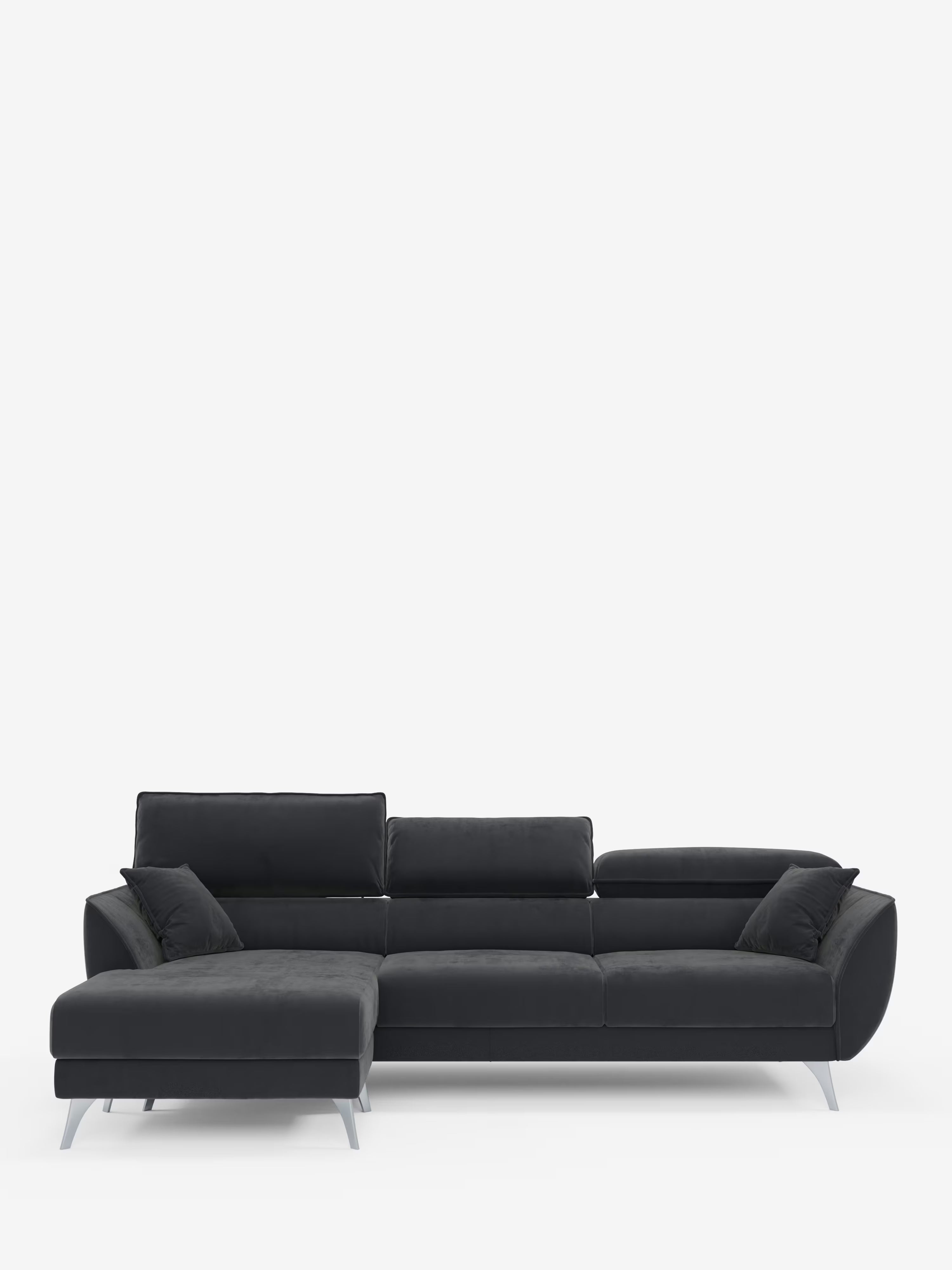 Il divano angolare Michelangelo con penisola e sedute estensibili di Divani.Store presenta un design moderno in nero con chaise longue orientata a sinistra, tre cuscini dello schienale, due cuscini decorativi e gambe angolari in metallo argentato. Presentato su uno sfondo bianco a tinta unita, questo divano componibile vanta poggiatesta regolabili ed è rivestito in un elegante tessuto T30 effetto velluto, resistente alle macchie.