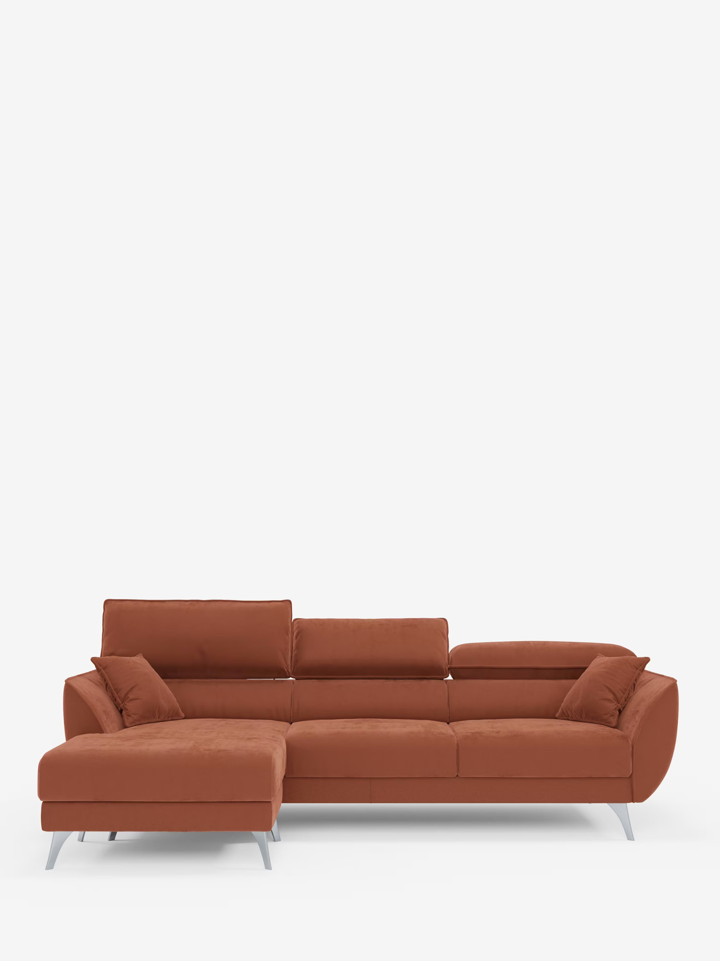 Certamente! Ecco una frase riscritta utilizzando i dati del tuo prodotto: Il divano angolare con penisola e sedute estensibili “Michelangelo” di Divani.Store è presentato in un lussuoso tessuto T30 color arancio bruciato, smacchiabile ed effetto vellutino. È dotato di ampi braccioli, una chaise longue sul lato sinistro, tre cuscini di seduta, gambe angolate color argento e poggiatesta regolabili. Diversi cuscini coordinati sono disposti sul divano su uno sfondo bianco a tinta unita.