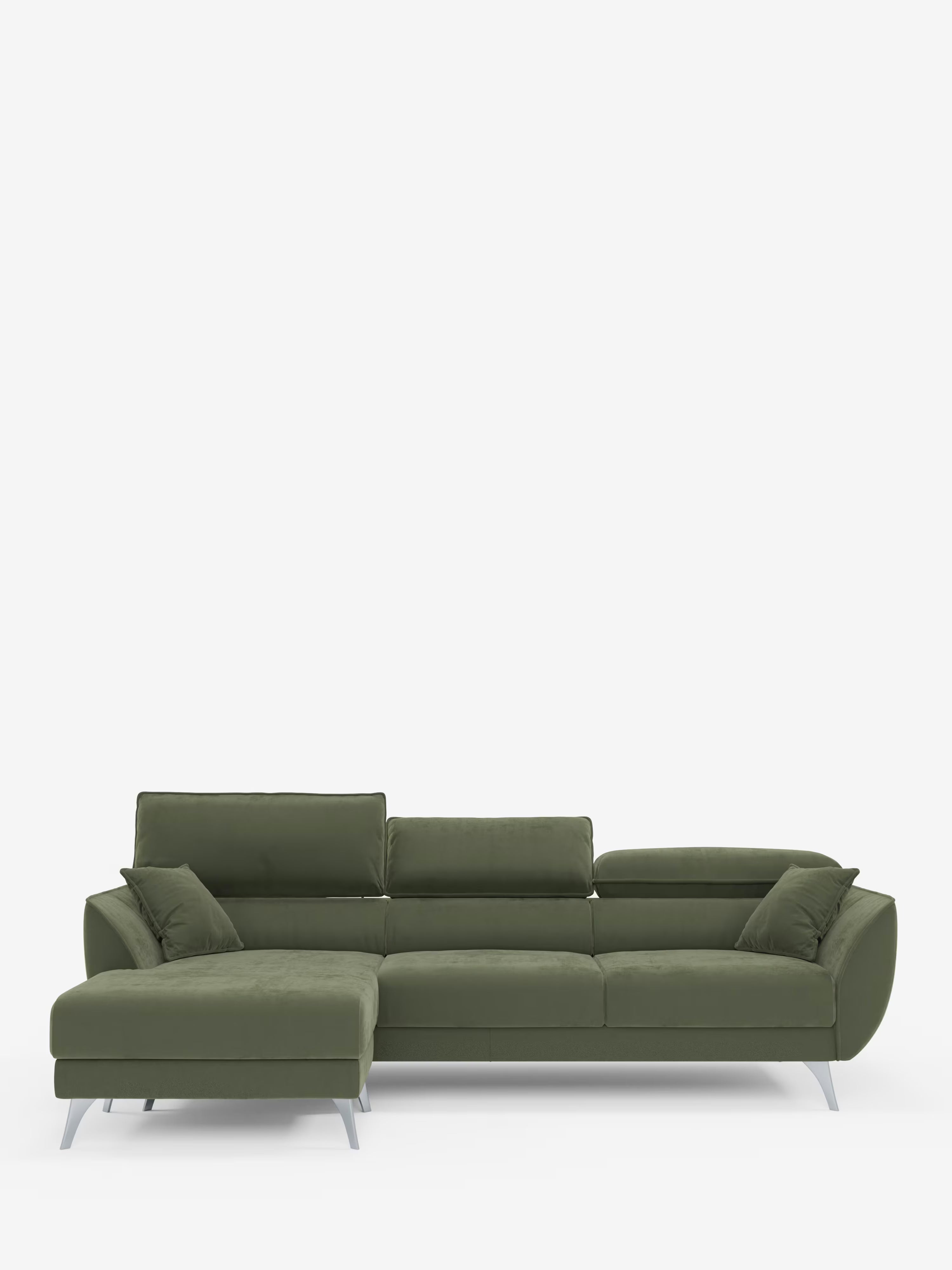 Il divano angolare con penisola e sedute estensibili Michelangelo di Divani.Store è un moderno divano componibile verde oliva caratterizzato da una chaise longue orientata a sinistra, tre cuscini di seduta con sedute estensibili, poggiatesta reclinabili, due cuscini coordinati e sottili gambe argentate, il tutto realizzato in raffinato tessuto smacchiabile effetto vellutino T30 e presentato su uno sfondo bianco a tinta unita.