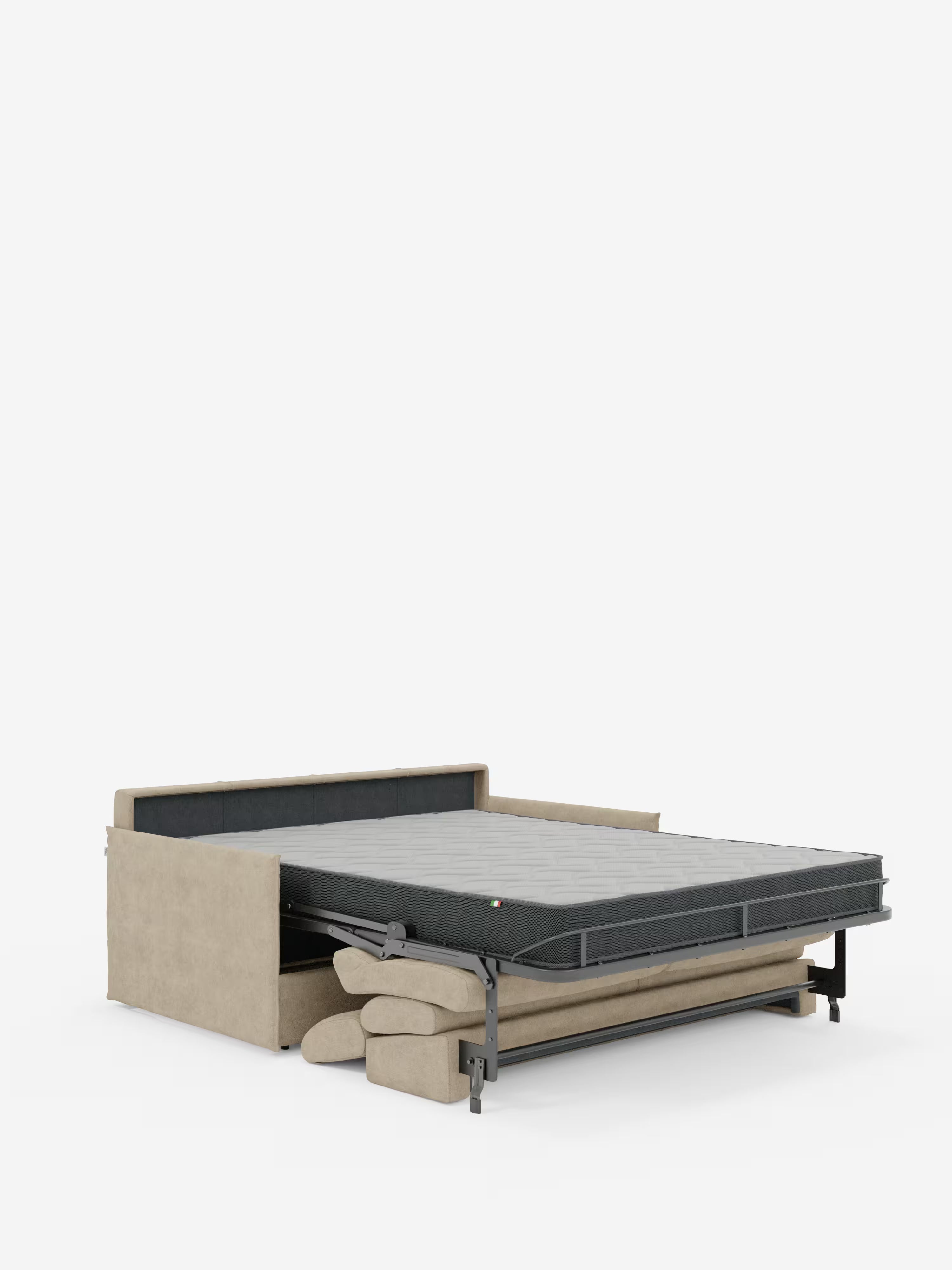 Il divano letto Miryam con poggiatesta reclinabili e comfort maxi di Divani.Store è presentato nella versione beige, con il materasso aperto e la struttura estesa. I cuscini del divano sono riposti ordinatamente sotto il letto aperto. Su uno sfondo bianco a tinta unita, l’immagine mette in risalto lo stile minimal contemporaneo di questo design compatto e la pratica soluzione di stivaggio dei cuscini, il tutto realizzato in morbido tessuto T31 resistente alle macchie.