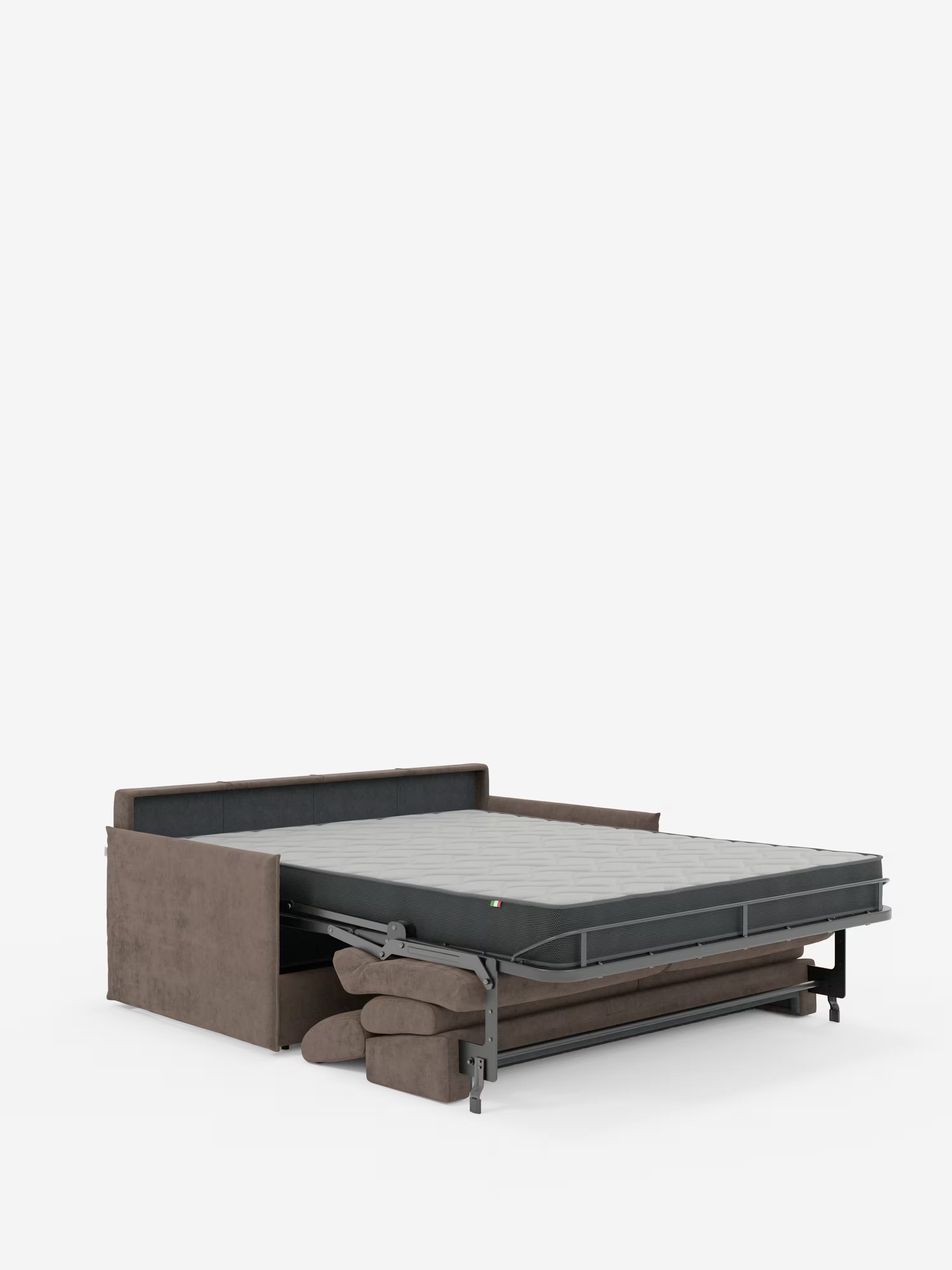 Il divano letto Miryam con poggiatesta reclinabili e comfort maxi di Divani.Store, dal design compatto e di colore marrone, rivestito in morbido tessuto T31 resistente alle macchie, è qui raffigurato aperto, a mostrare la struttura in metallo e il materasso. I cuscini sono disposti ordinatamente sotto la struttura. Ideale per uno stile minimal contemporaneo, l’immagine presenta uno sfondo bianco a tinta unita.