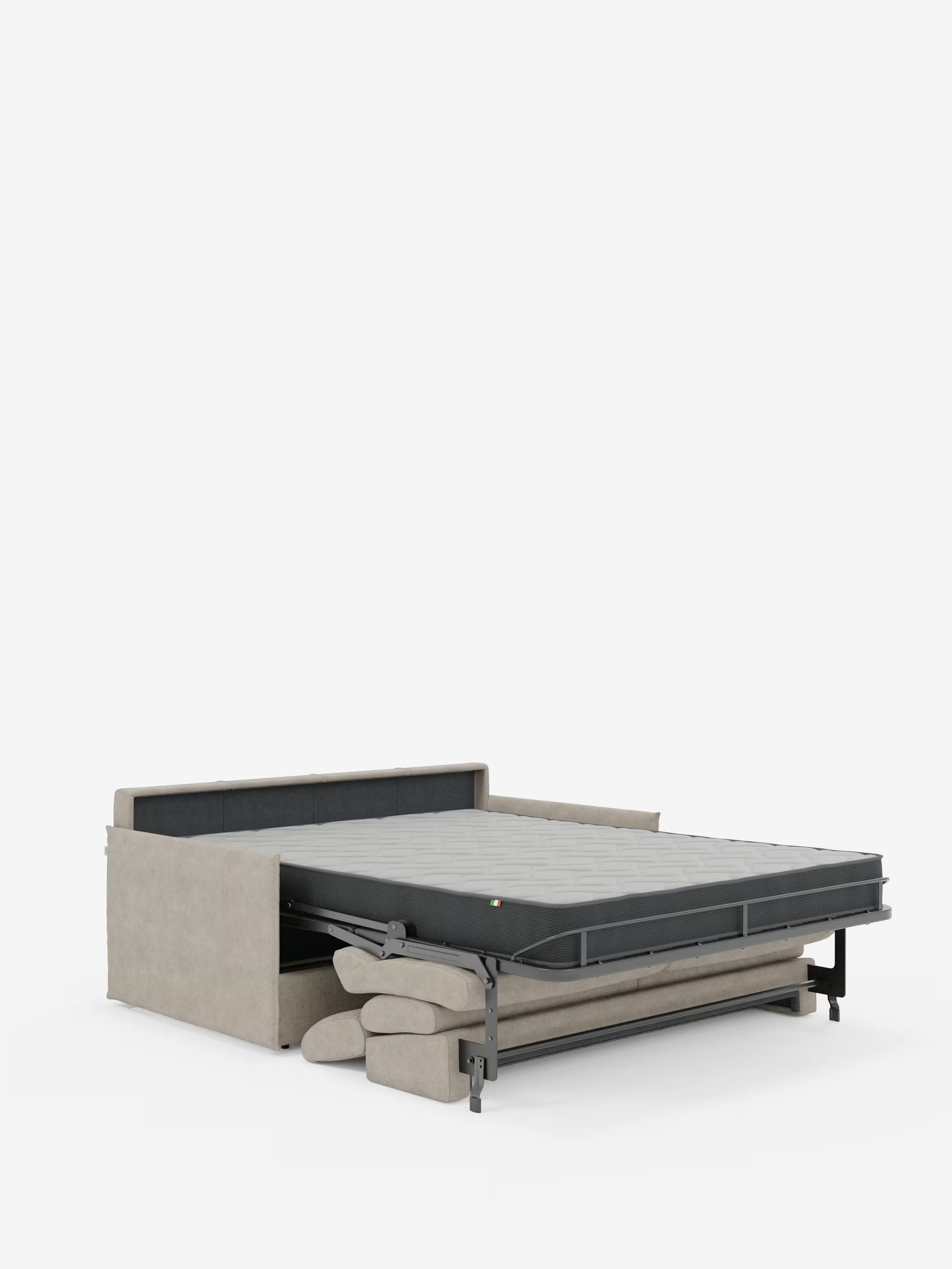 Il divano letto Miryam con poggiatesta reclinabili e comfort maxi di Divani.Store è raffigurato in beige, parzialmente aperto per mostrare il materasso esteso verso l’esterno su una struttura in metallo nero. I cuscini del divano sono ordinatamente impilati sotto la struttura del letto, sottolineandone lo stile minimal contemporaneo e il design compatto, realizzato in morbido tessuto smacchiabile T31. Lo sfondo è bianco a tinta unita.