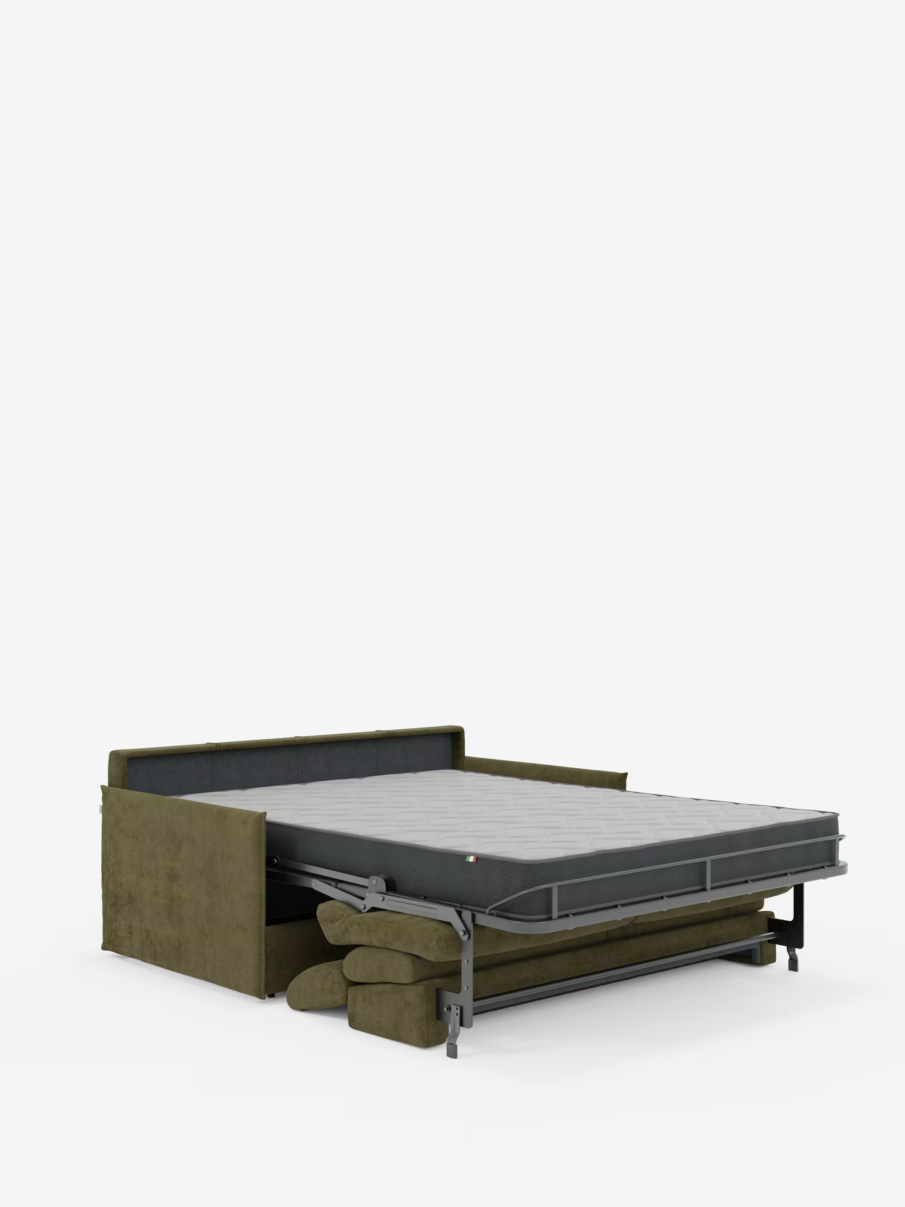 Il divano letto Miryam con poggiatesta reclinabili e comfort maxi di Divani.Store, caratterizzato da un design compatto in tessuto T31 verde oliva resistente alle macchie, è raffigurato completamente aperto su uno sfondo bianco a tinta unita. Sono visibili un materasso grigio e due cuscini coordinati riposti sotto il divano.