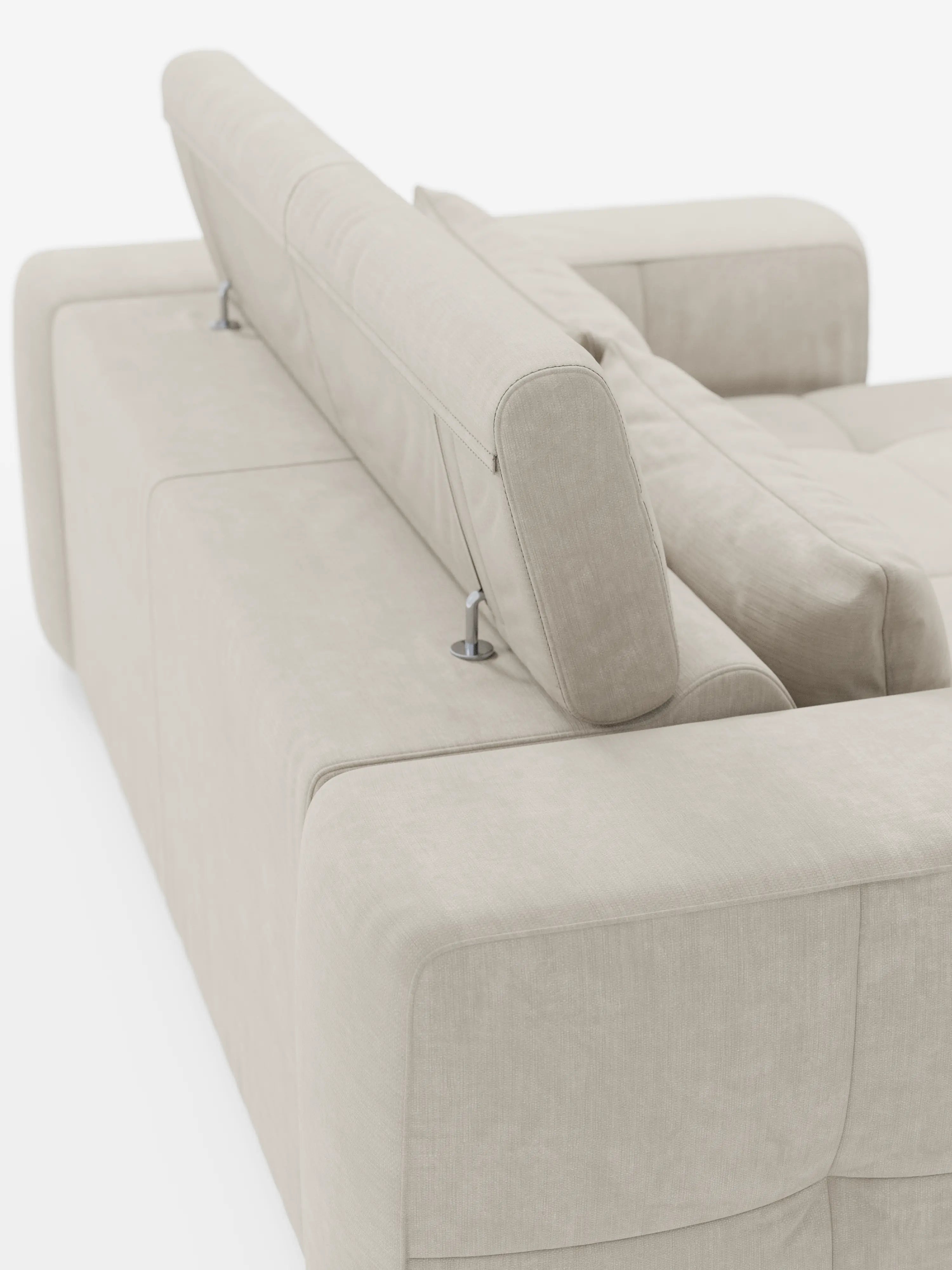 Una vista posteriore mostra il divano Monarch con relax elettrico per l’allungamento delle sedute e poggiatesta reclinabile di Divani.Store, rivestito in tessuto T31 beige chiaro, liscio e facile da pulire. I morbidi cuscini e gli schienali reclinabili regolabili — sostenuti da eleganti staffe in metallo — sottolineano il design contemporaneo del divano.