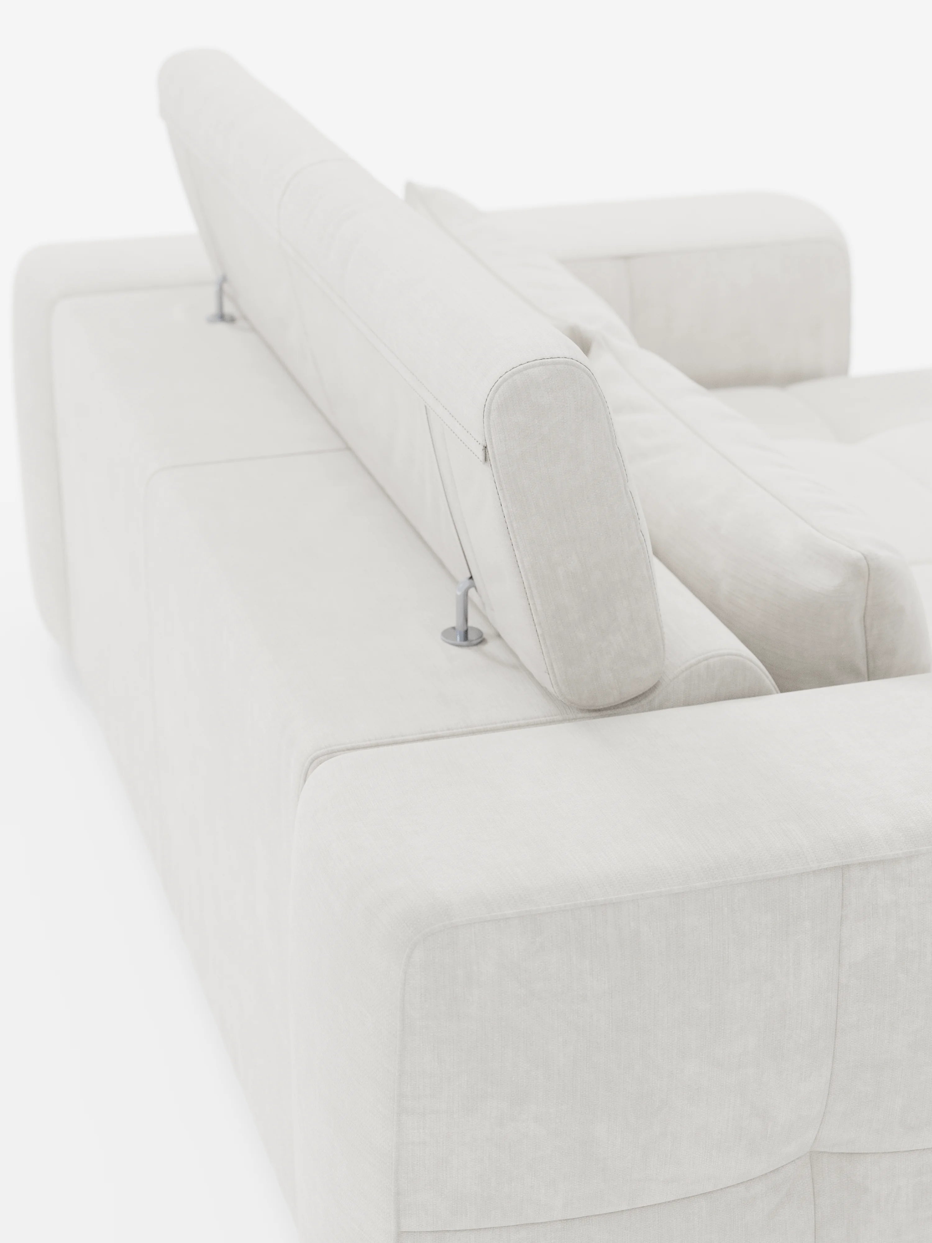 Il moderno divano bianco Monarch con funzione relax elettrica per l’allungamento delle sedute e poggiatesta reclinabile in morbido tessuto antimacchia T31 di Divani.Store è ripreso dall’angolo posteriore sinistro, con i suoi cuscini soffici, i braccioli spessi e un poggiatesta regolabile fissato con due cerniere metalliche. Lo sfondo bianco candido mette in risalto i dettagli eleganti di questo divano moderno.