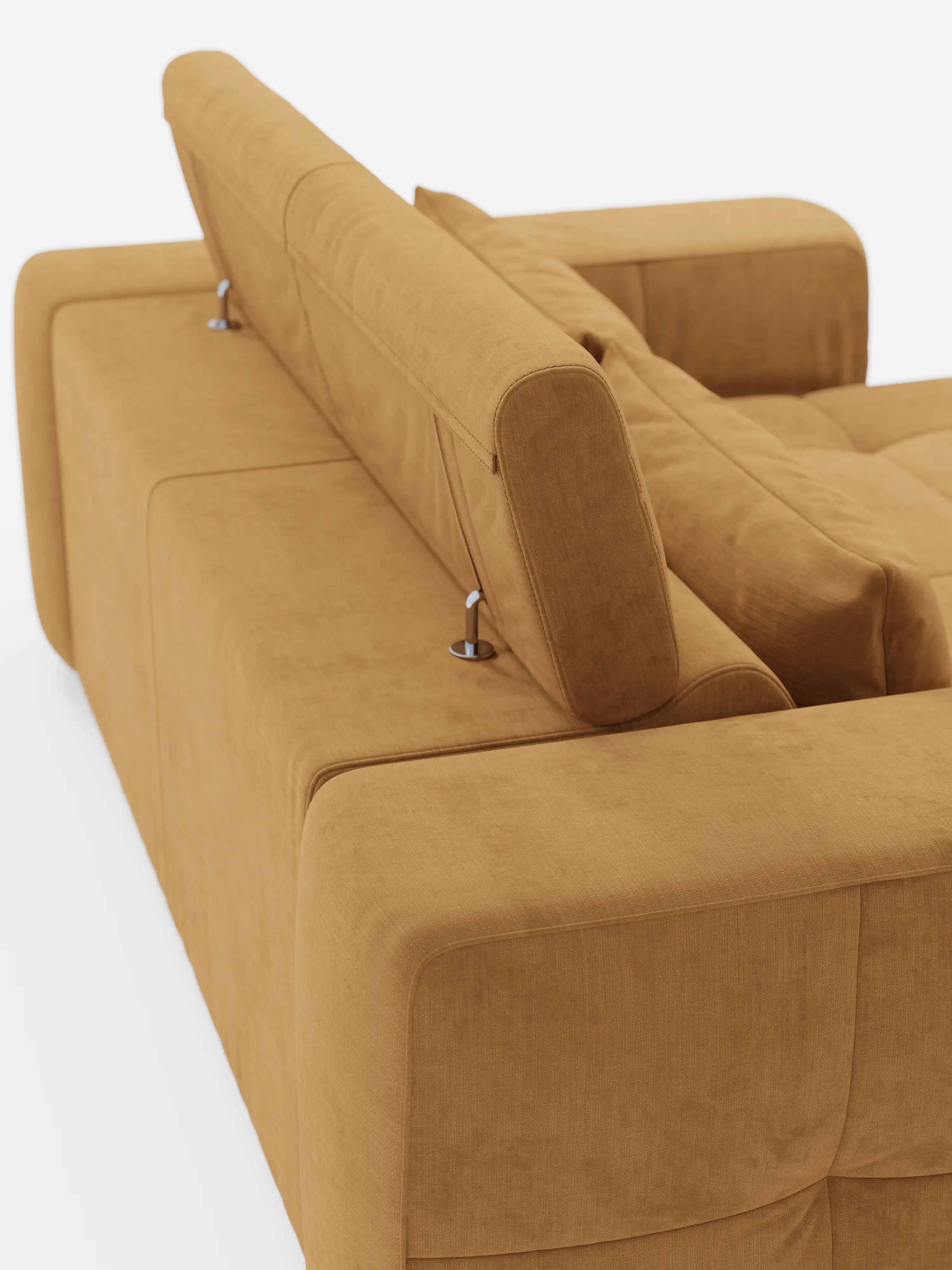 Il divano Monarch con funzione relax elettrica per l’allungamento delle sedute e poggiatesta reclinabile in morbido tessuto smacchiabile T31 di Divani.Store è ripreso di retro, mettendo in risalto i poggiatesta regolabili sostenuti da eleganti aste metalliche. Il tessuto morbido e facile da pulire ha un aspetto vellutato, impreziosito da linee pulite e moderne e da un'imbottitura soffice. Lo sfondo è bianco a tinta unita.