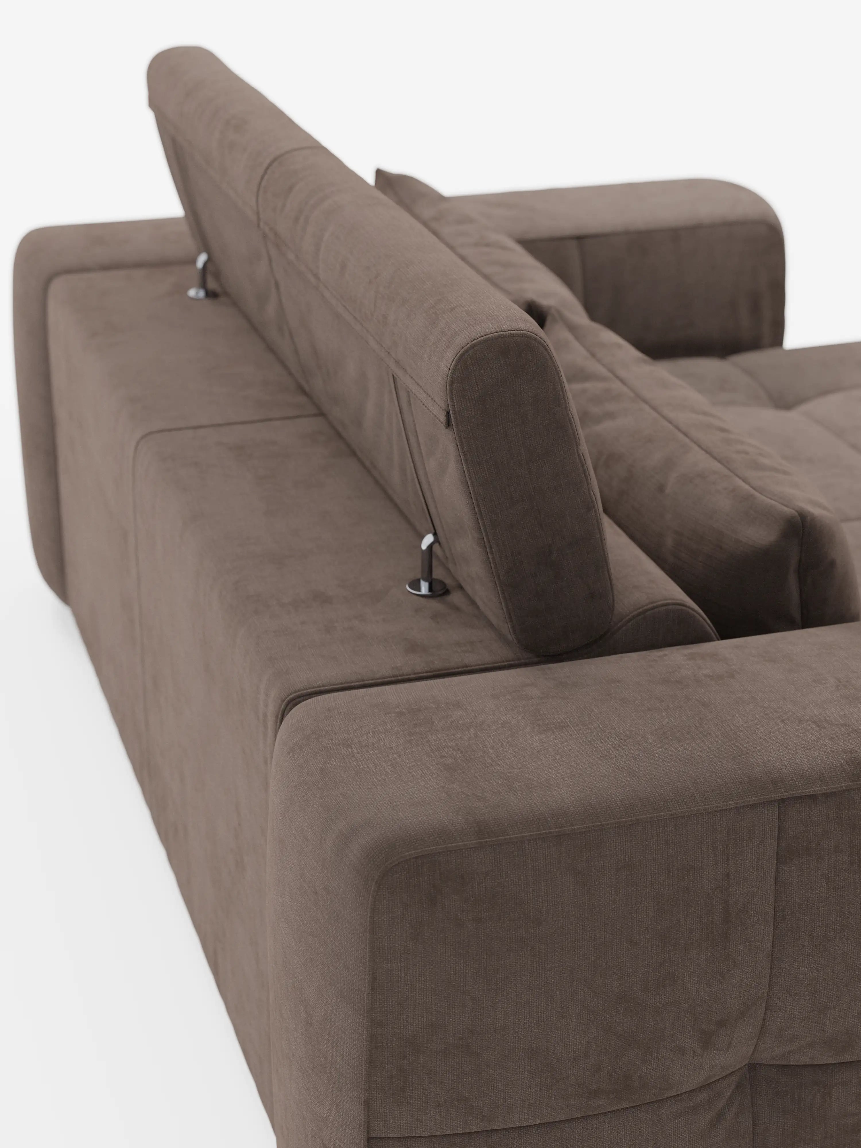 Il divano Monarch con funzione relax elettrica per l’allungamento delle sedute e poggiatesta reclinabile di Divani.Store è ripreso da dietro con un’angolazione obliqua. Rivestito in morbido tessuto T31 resistente alle macchie, questo divano contemporaneo è dotato di poggiatesta regolabili sostenuti da eleganti aste metalliche argentate. Con i suoi braccioli ampi e imbottiti e la moderna silhouette squadrata, il design risalta sullo sfondo bianco.