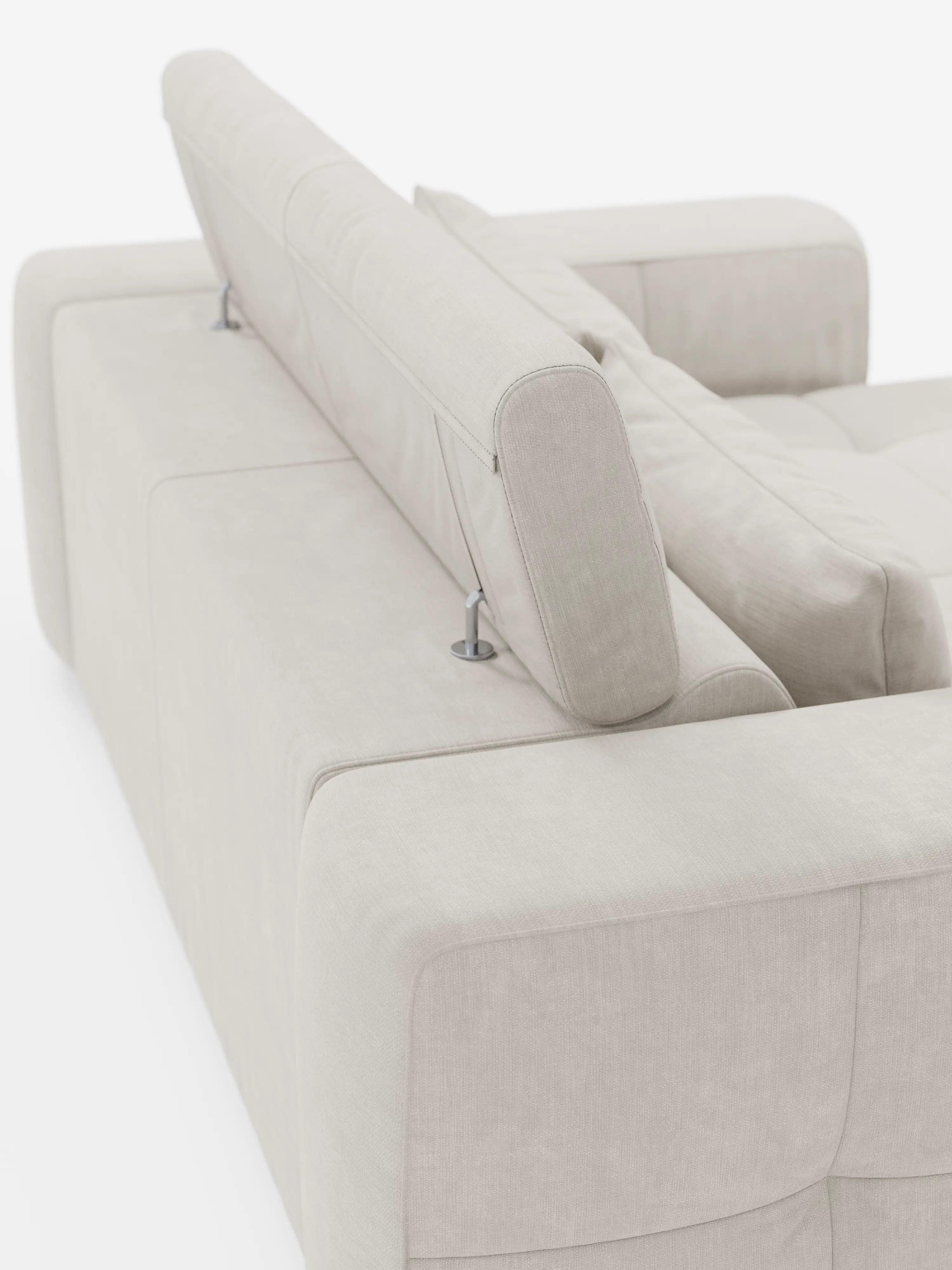 Un moderno divano Monarch beige con funzione relax elettrica per l'allungamento delle sedute e poggiatesta reclinabile, rivestito in morbido tessuto antimacchia T31 di Divani.Store, è ripreso da un'angolazione posteriore. Il design minimalista è caratterizzato da linee pulite, una forma rettangolare e un rivestimento in morbido tessuto antimacchia su sfondo bianco.