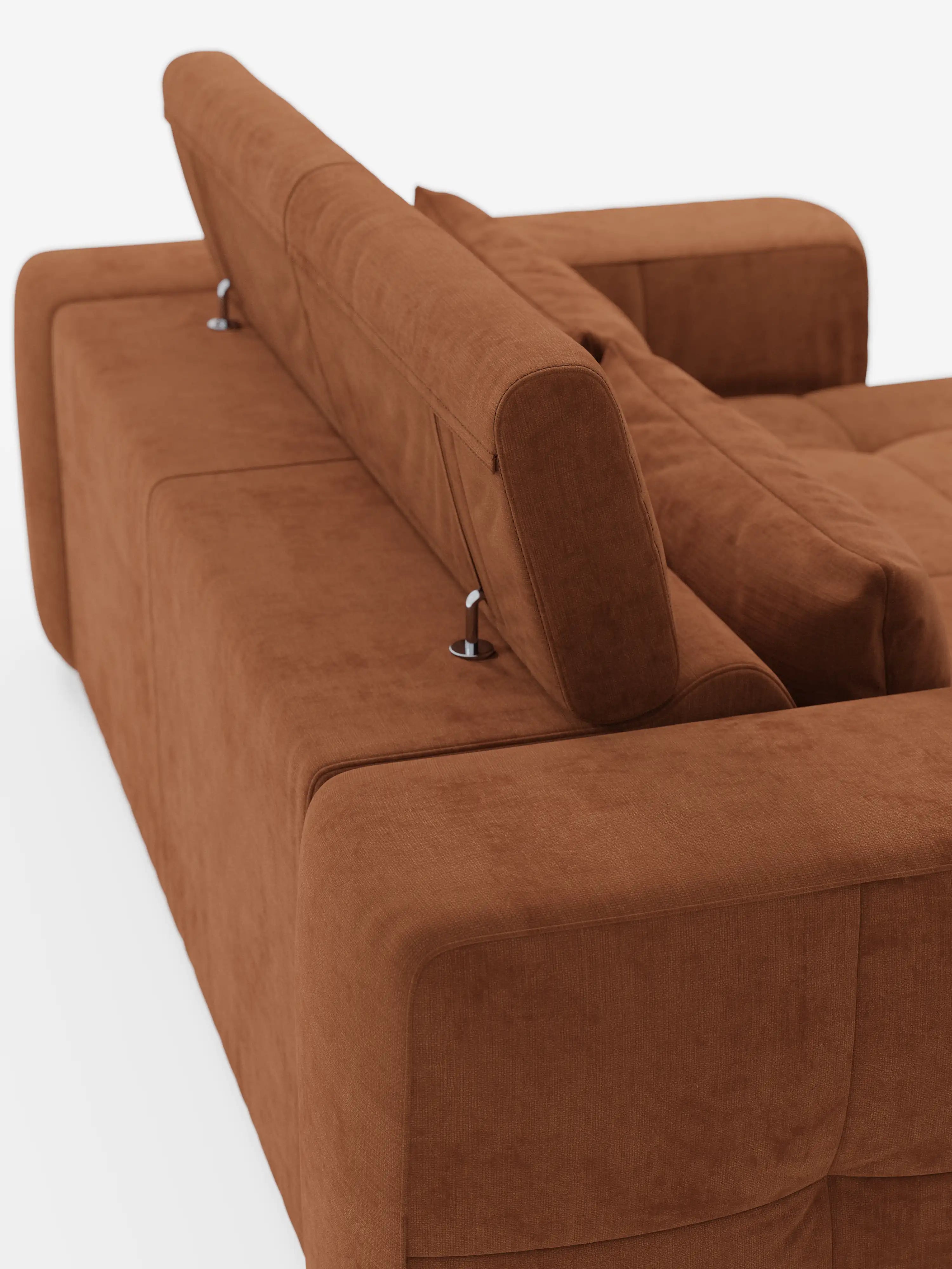 Il divano Monarch con funzione relax elettrica per l’allungamento delle sedute e poggiatesta reclinabile in morbido tessuto smacchiabile T31 di Divani.Store è ripreso dall’angolo posteriore sinistro, mettendo in risalto il suo ampio bracciolo e il poggiatesta regolabile sostenuto da due aste metalliche. Questo divano moderno dalla linea squadrata con poggiatesta reclinabile è posizionato su uno sfondo bianco a tinta unita.