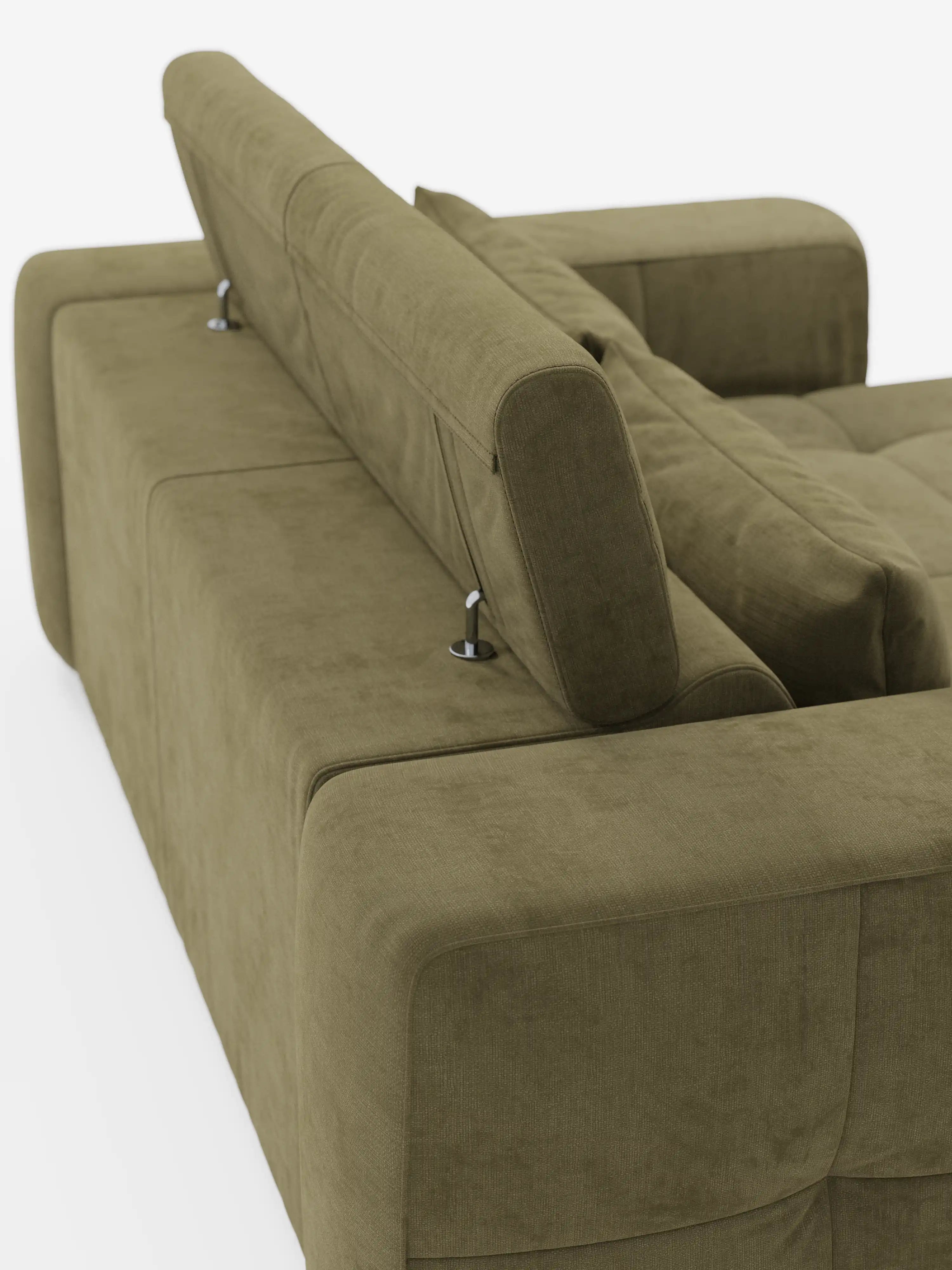 Il divano Monarch con funzione relax elettrica per l’allungamento delle sedute e poggiatesta reclinabile in morbido tessuto smacchiabile T31 di Divani.Store è ripreso da un’angolazione posteriore su uno sfondo bianco. Questo divano componibile verde oliva presenta un rivestimento morbido simile alla pelle scamosciata, facile da pulire, poggiatesta reclinabili sostenuti da staffe metalliche e ampi braccioli. La sua silhouette moderna e squadrata incarna perfettamente lo stile di un divano contemporaneo.